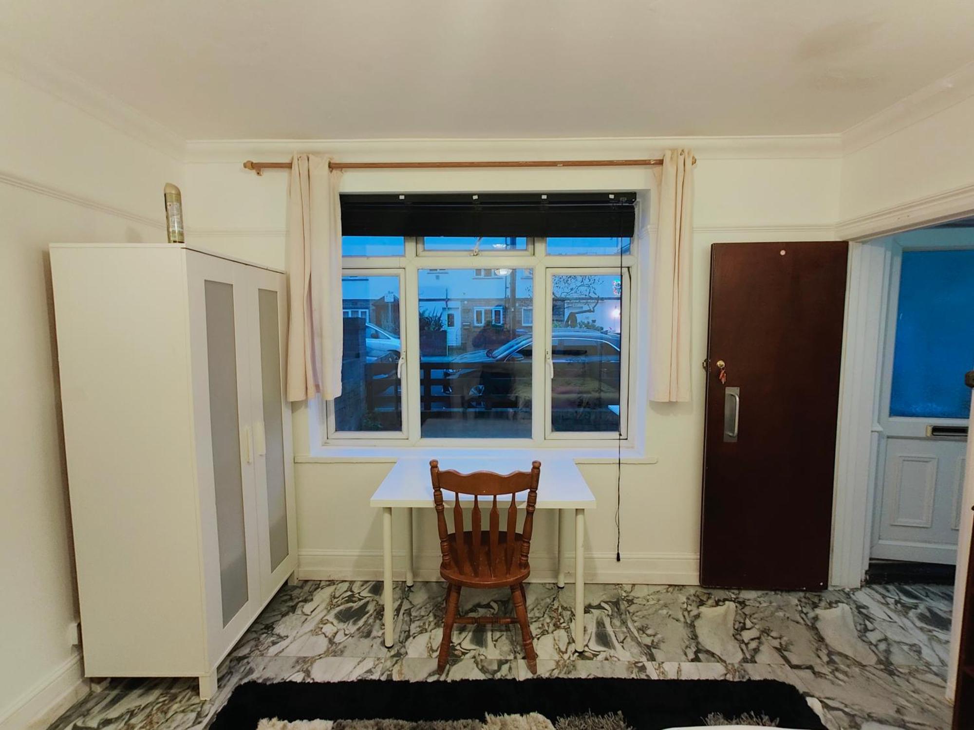 Spacious 4 Beds - Private Bathrooms In Canary Wharf *