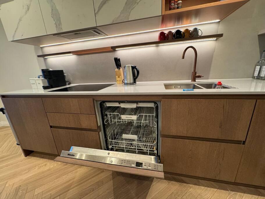 Luxury 2 Bed And 2 Bath Flat With Air Condition *