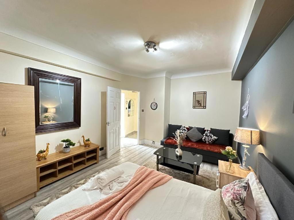 Park Lane Beautiful Family Apartment London