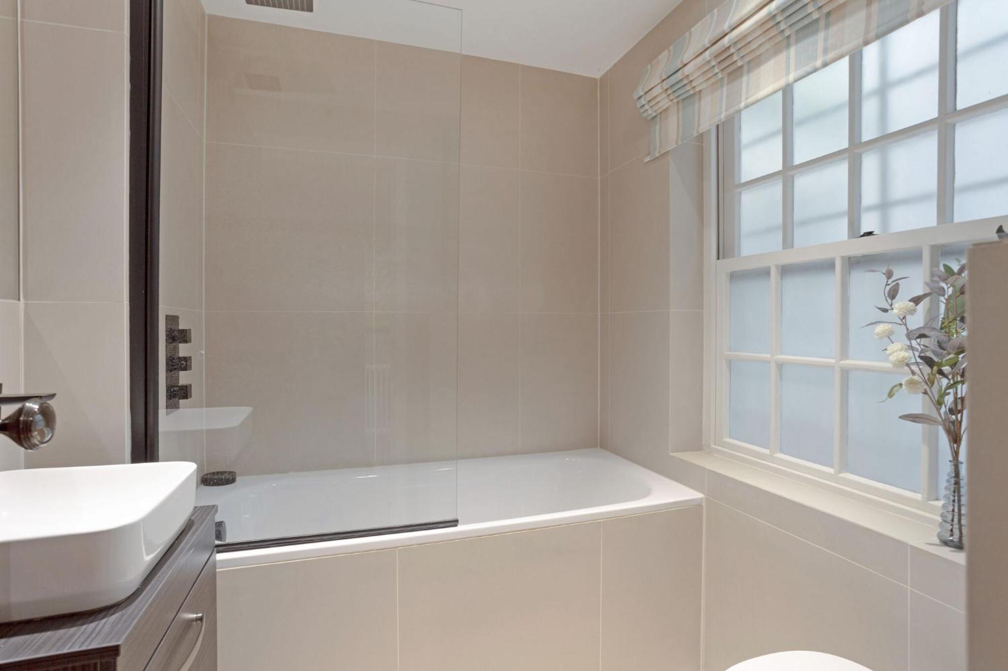Modern Kensington Flat 3 Bedrooms And 3 Bathrooms Apartment