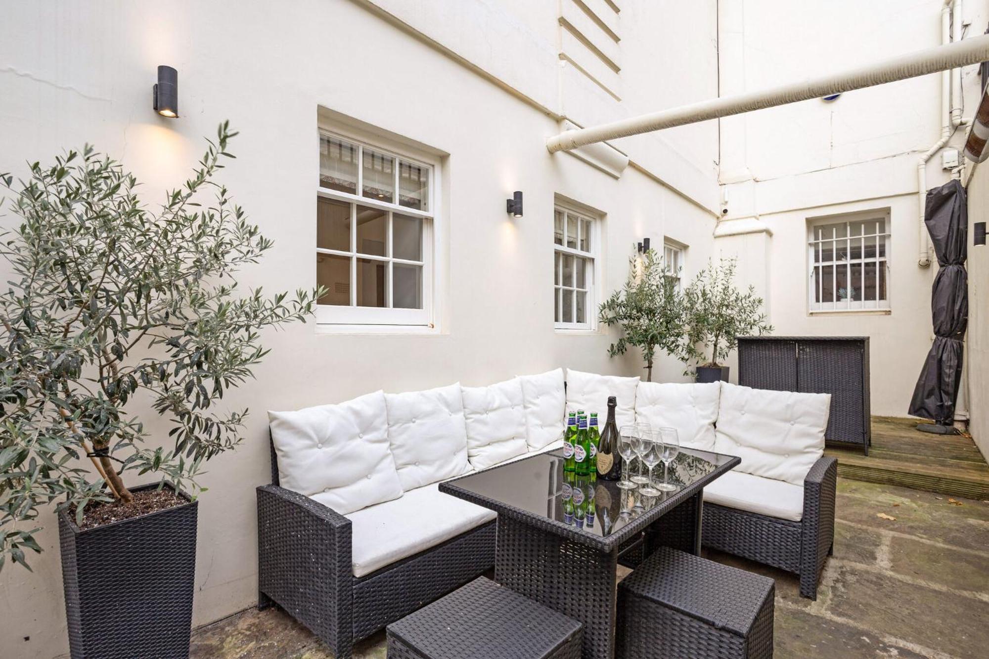Modern Kensington Flat 3 Bedrooms And 3 Bathrooms Apartment London