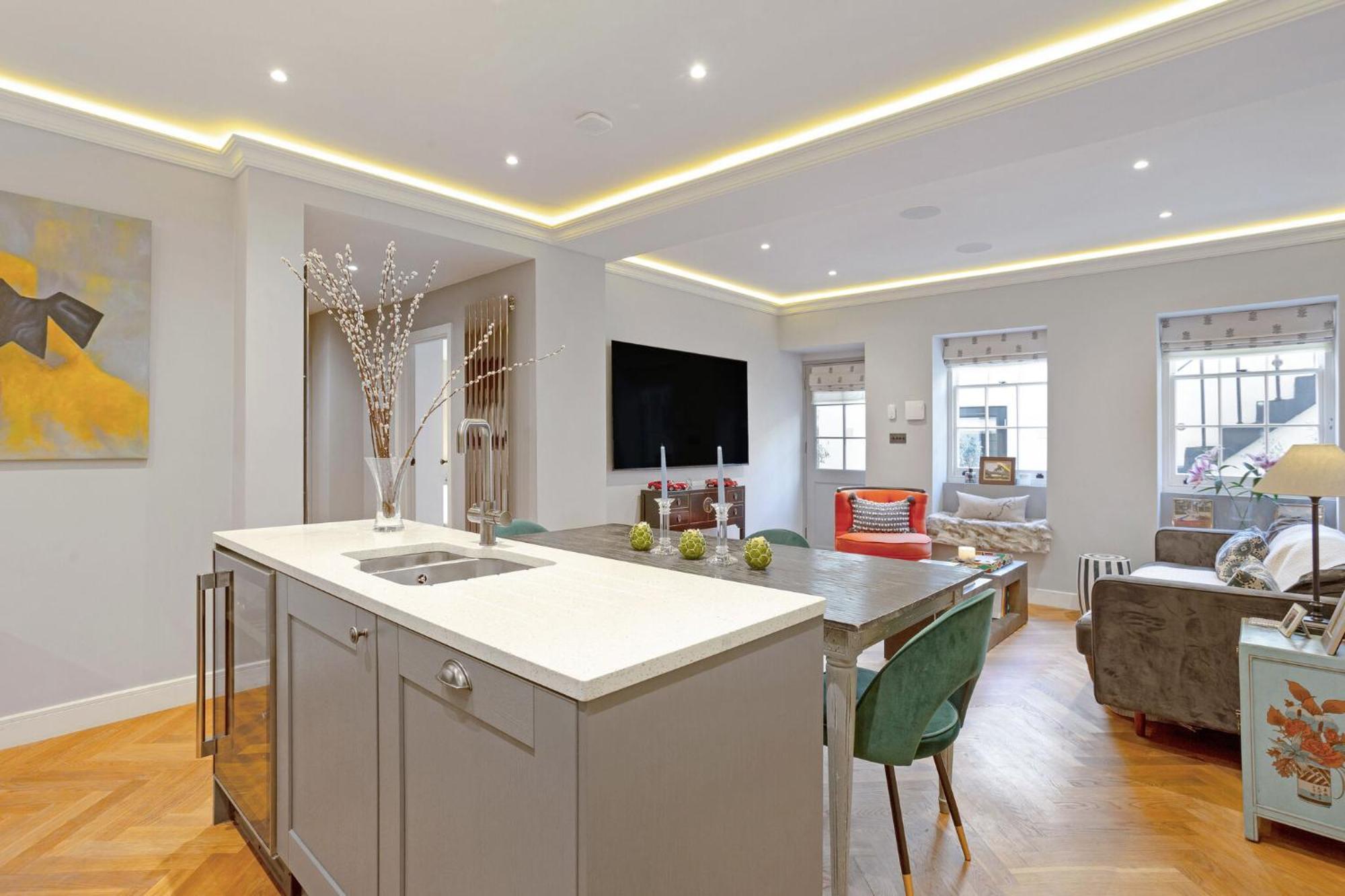 Modern Kensington Flat 3 Bedrooms And 3 Bathrooms *