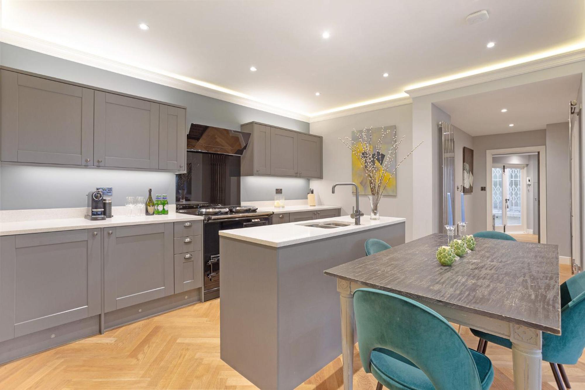 Modern Kensington Flat 3 Bedrooms And 3 Bathrooms