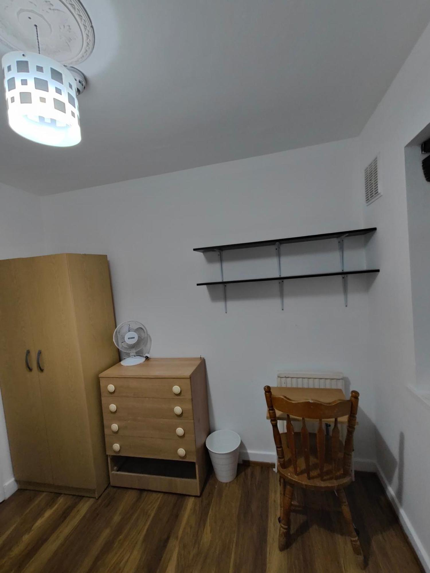 Spacious 4 Beds - Private Bathrooms In Canary Wharf London