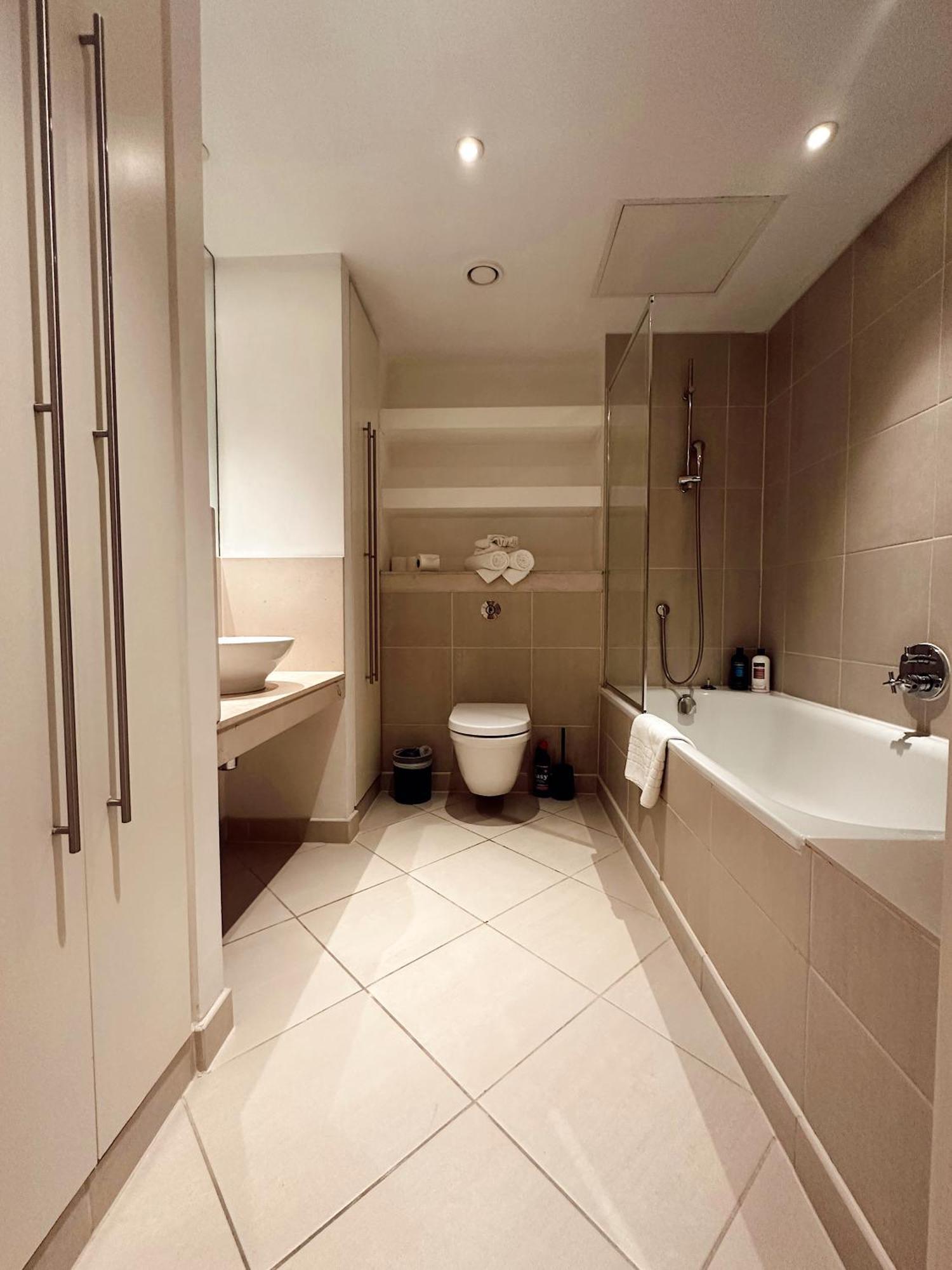 Modern 2bed-2bath Apartment *