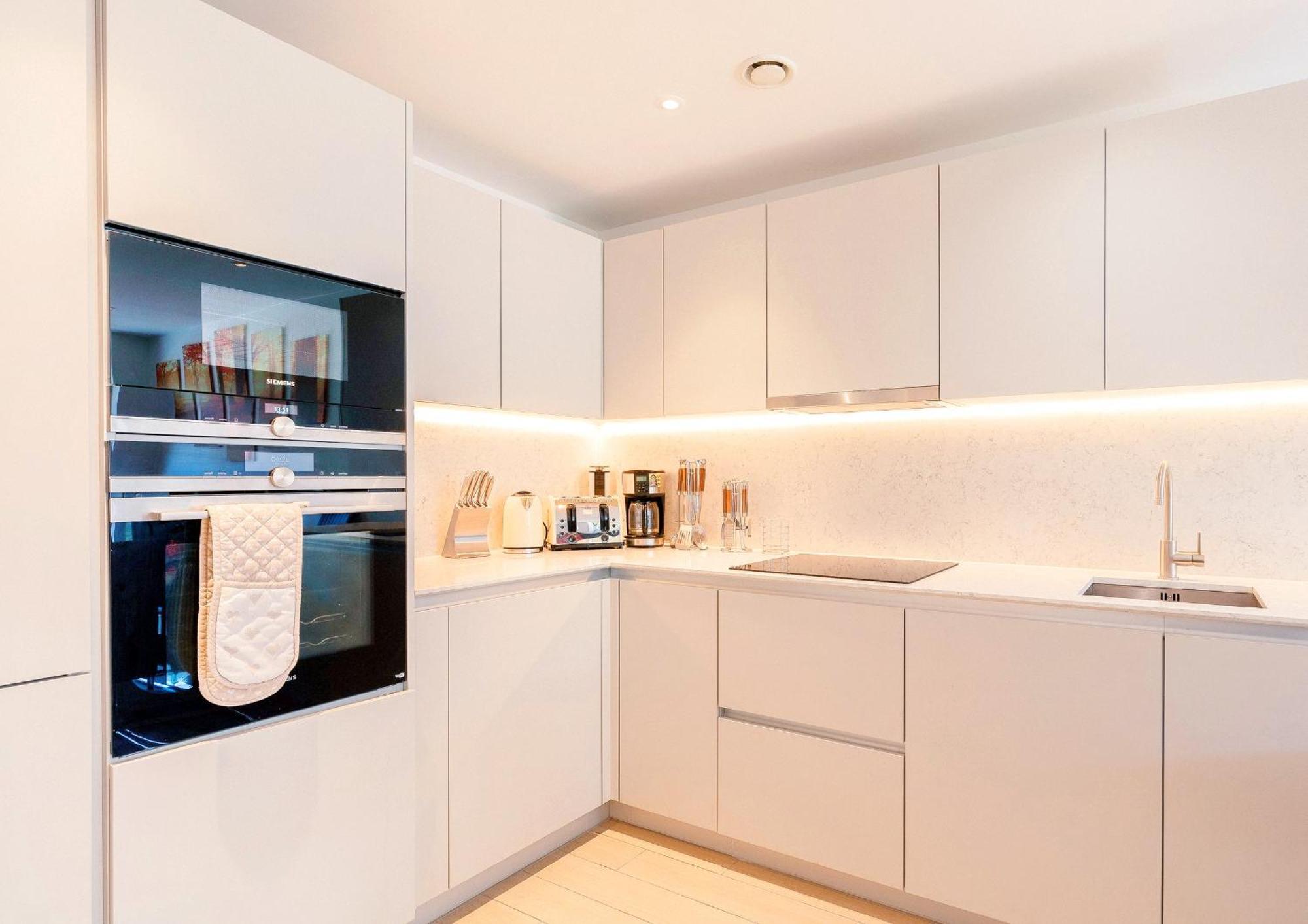 New Large 4 Bedroom & 3 Bathroom Flat Near Angel Station In Zone 1 For Max 13 Guests *