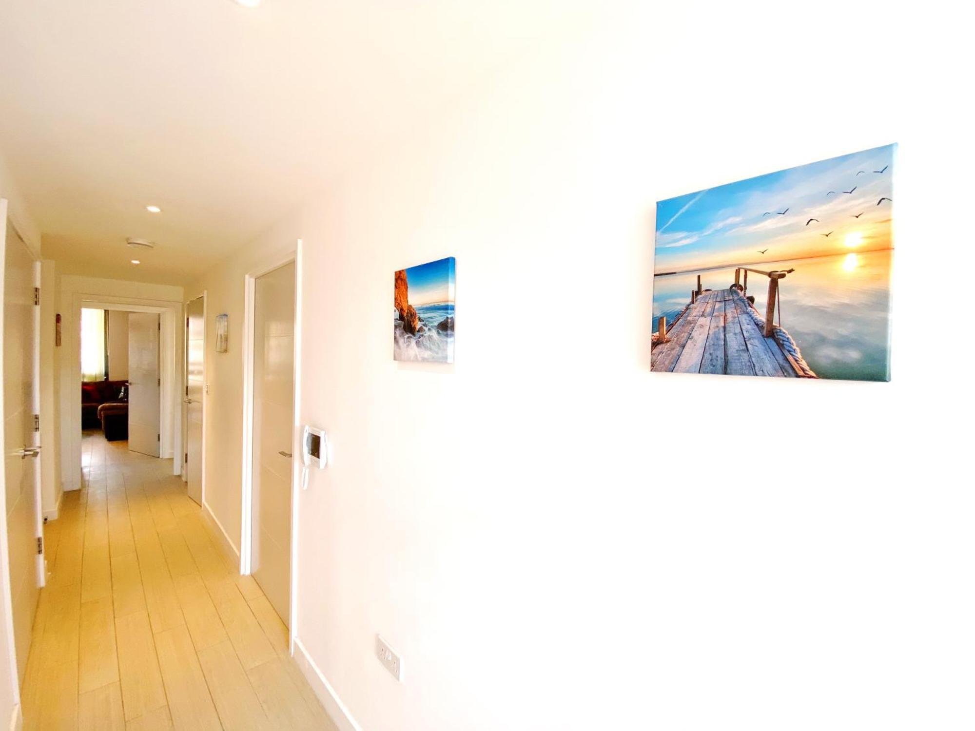 New Large 4 Bedroom & 3 Bathroom Flat Near Angel Station In Zone 1 For Max 13 Guests London