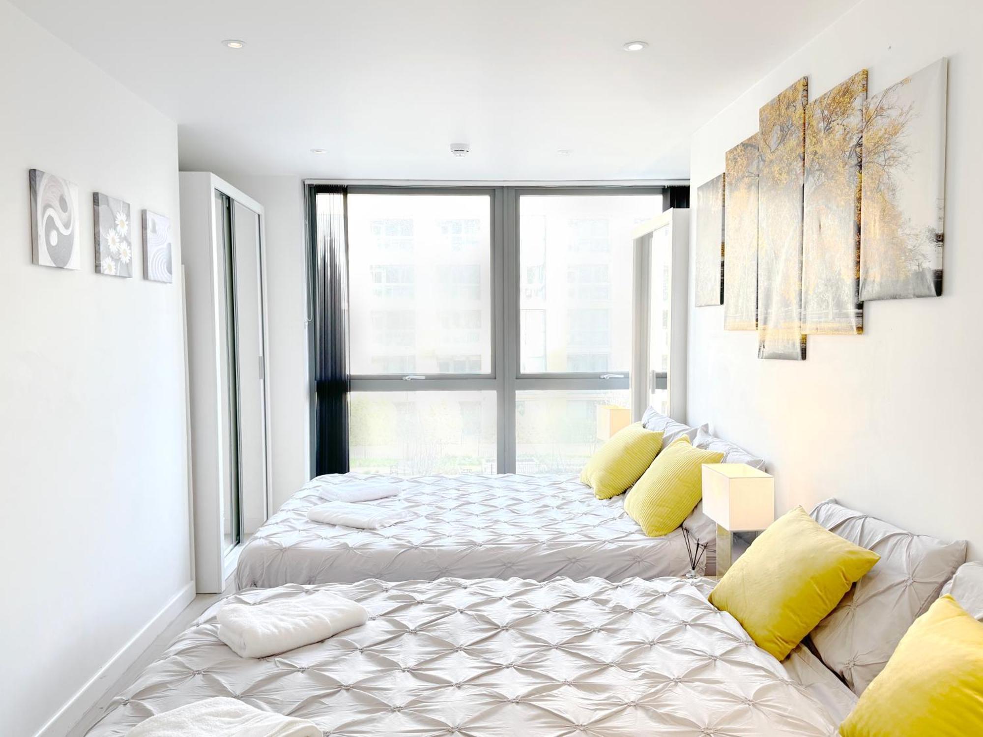 New Large 4 Bedroom & 3 Bathroom Flat Near Angel Station In Zone 1 For Max 13 Guests