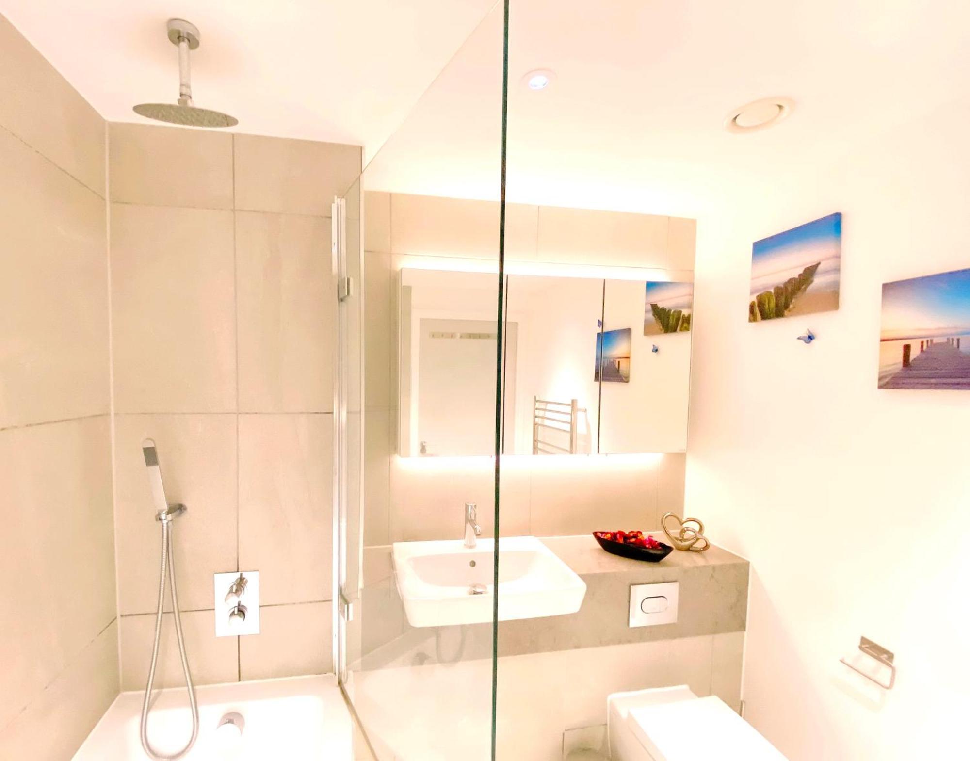 New Large 4 Bedroom & 3 Bathroom Flat Near Angel Station In Zone 1 For Max 13 Guests *