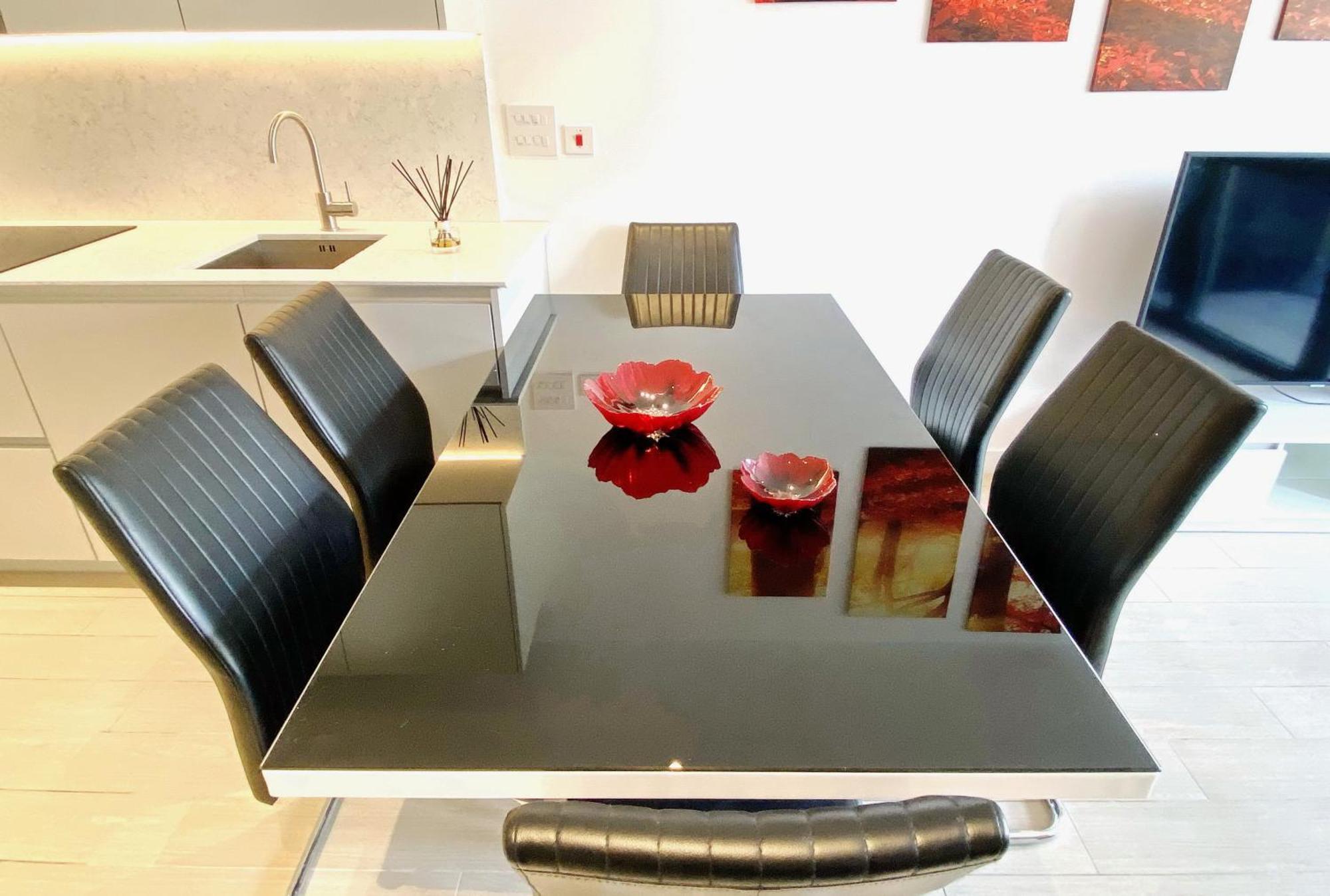 New Large 4 Bedroom & 3 Bathroom Flat Near Angel Station In Zone 1 For Max 13 Guests *