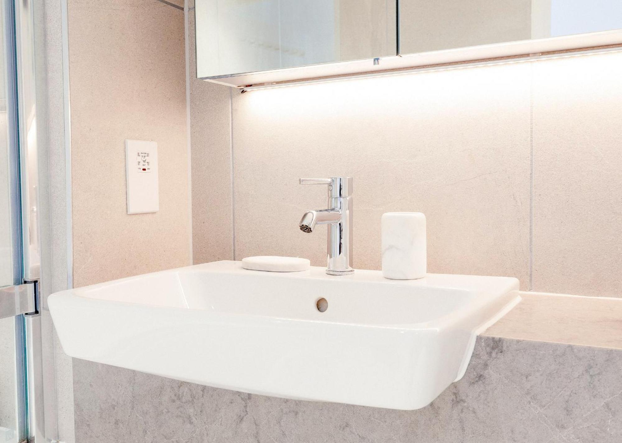 New Large 4 Bedroom & 3 Bathroom Flat Near Angel Station In Zone 1 For Max 13 Guests London