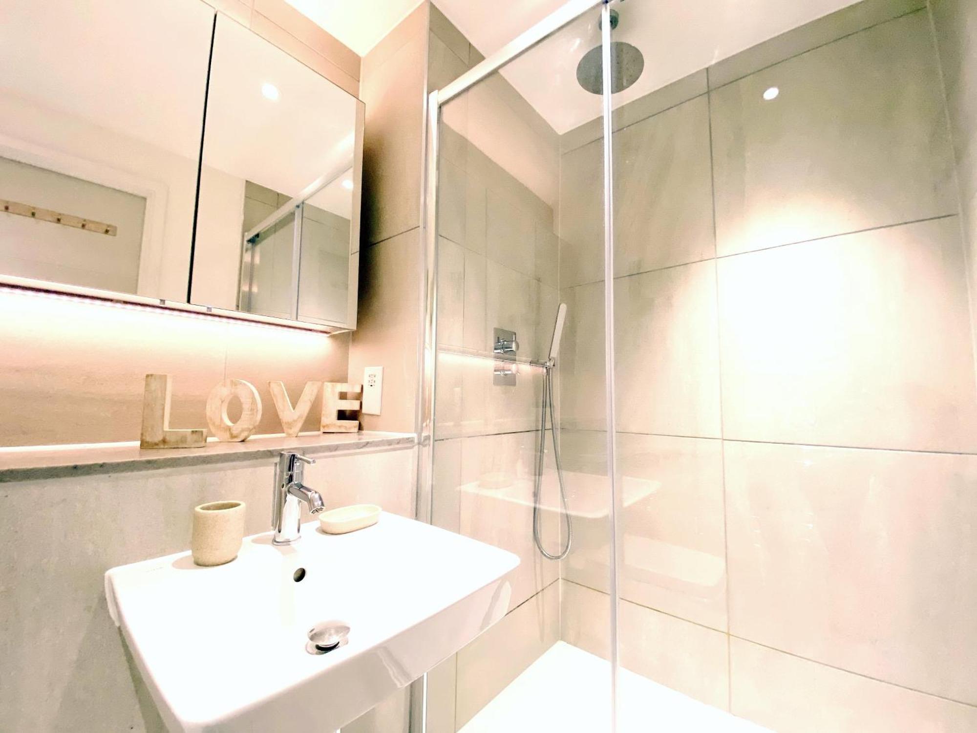 New Large 4 Bedroom & 3 Bathroom Flat Near Angel Station In Zone 1 For Max 13 Guests Apartment *