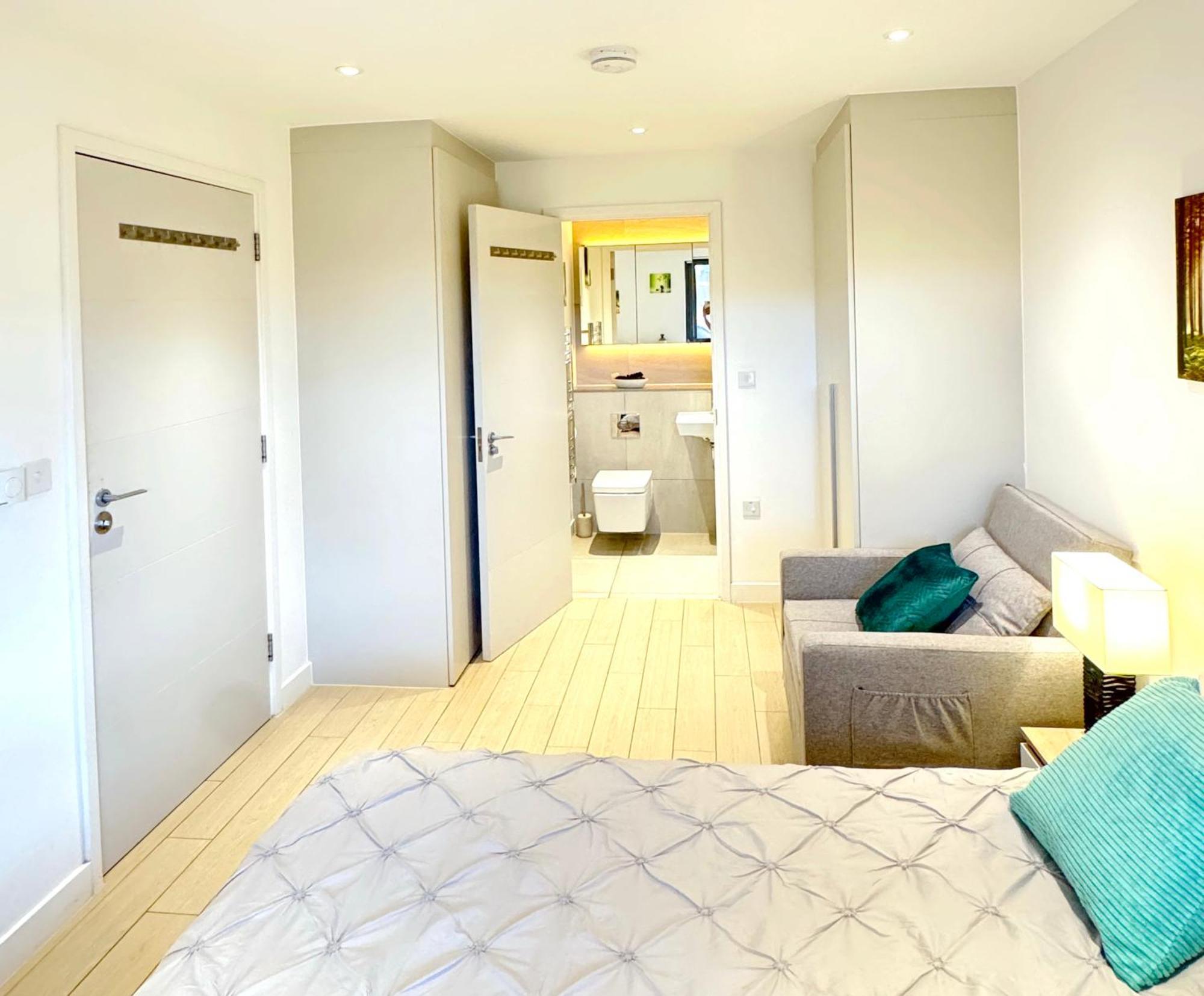 New Large 4 Bedroom & 3 Bathroom Flat Near Angel Station In Zone 1 For Max 13 Guests Apartment London
