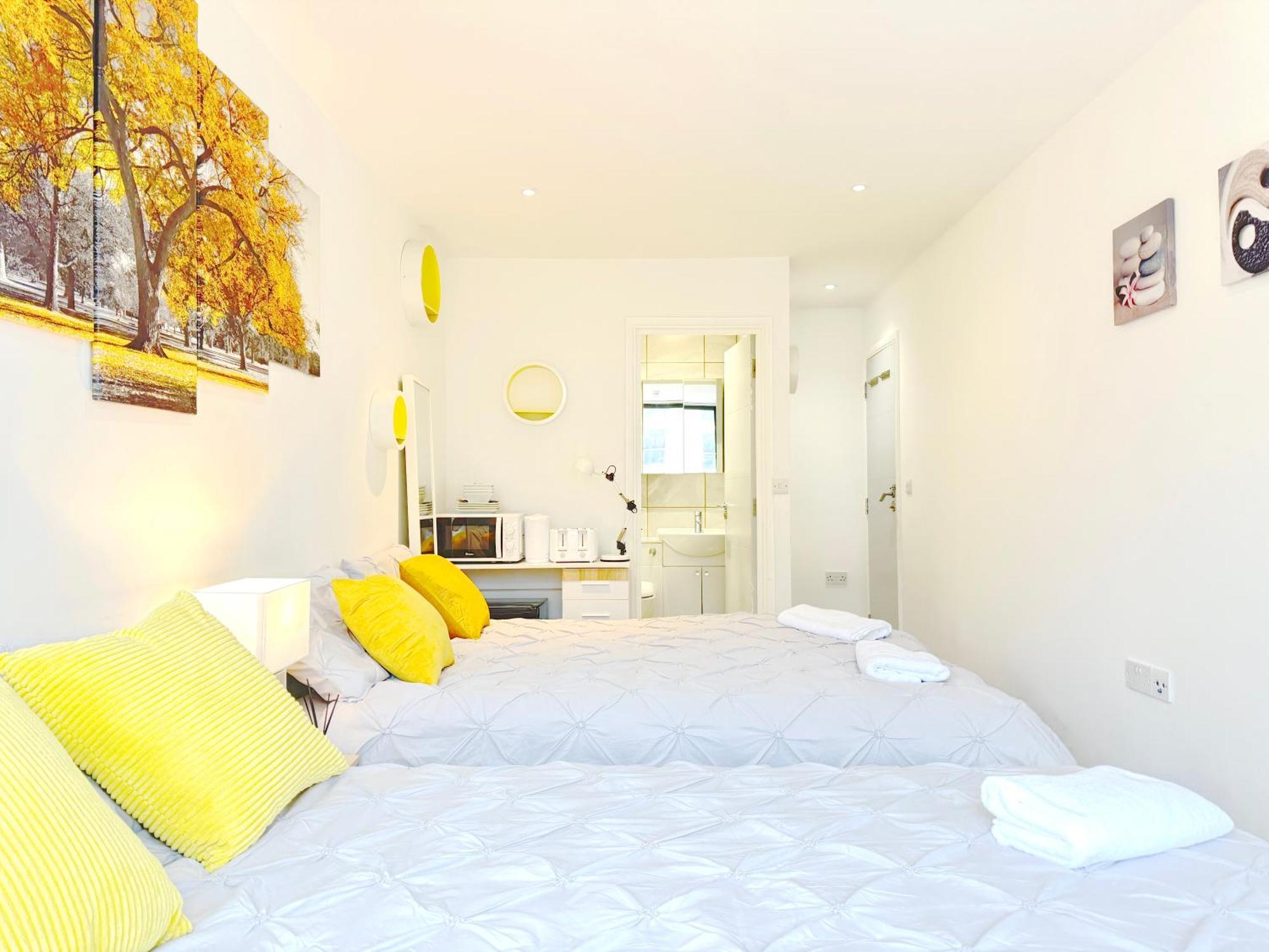 New Large 4 Bedroom & 3 Bathroom Flat Near Angel Station In Zone 1 For Max 13 Guests *