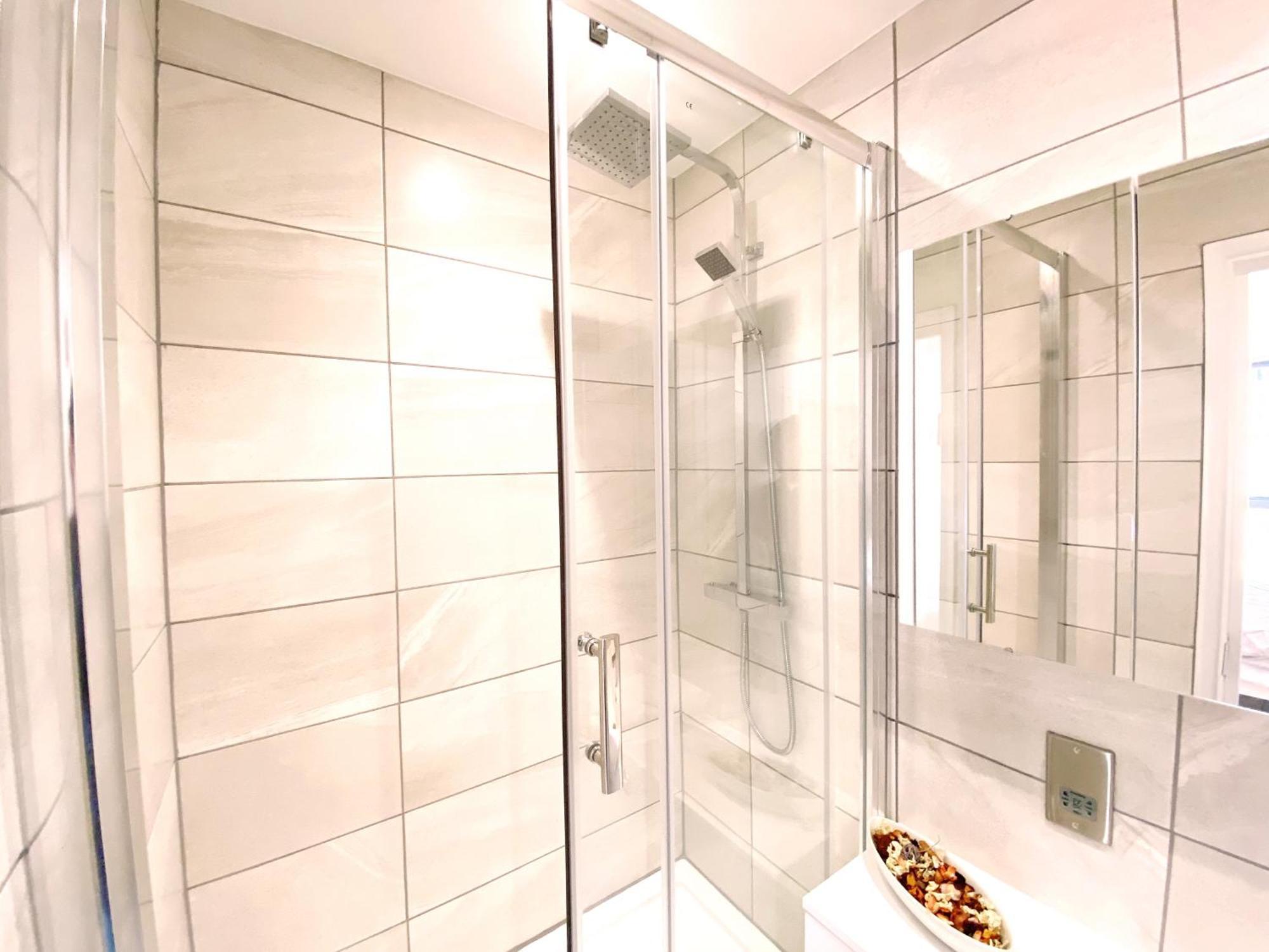 New Large 4 Bedroom & 3 Bathroom Flat Near Angel Station In Zone 1 For Max 13 Guests Apartment