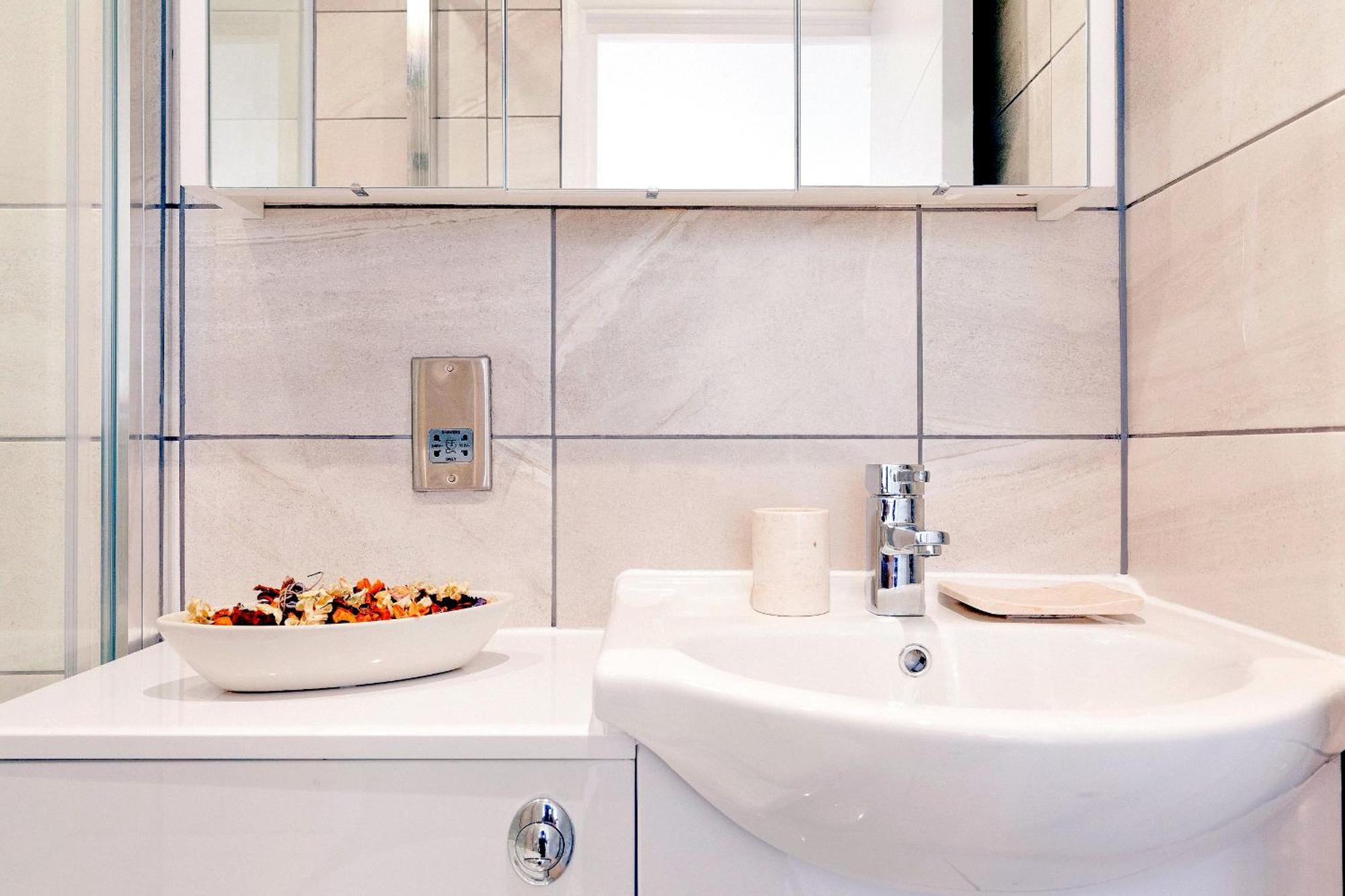 New Large 4 Bedroom & 3 Bathroom Flat Near Angel Station In Zone 1 For Max 13 Guests London