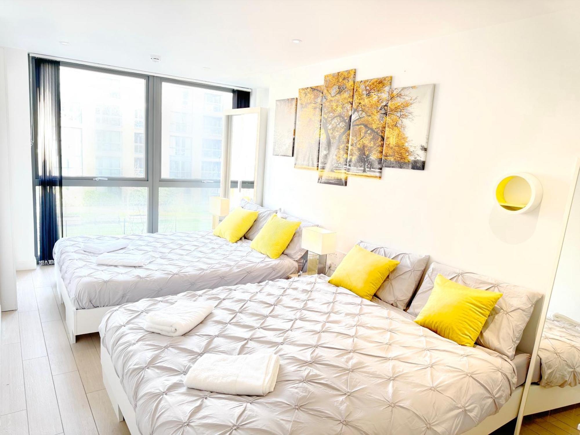 New Large 4 Bedroom & 3 Bathroom Flat Near Angel Station In Zone 1 For Max 13 Guests