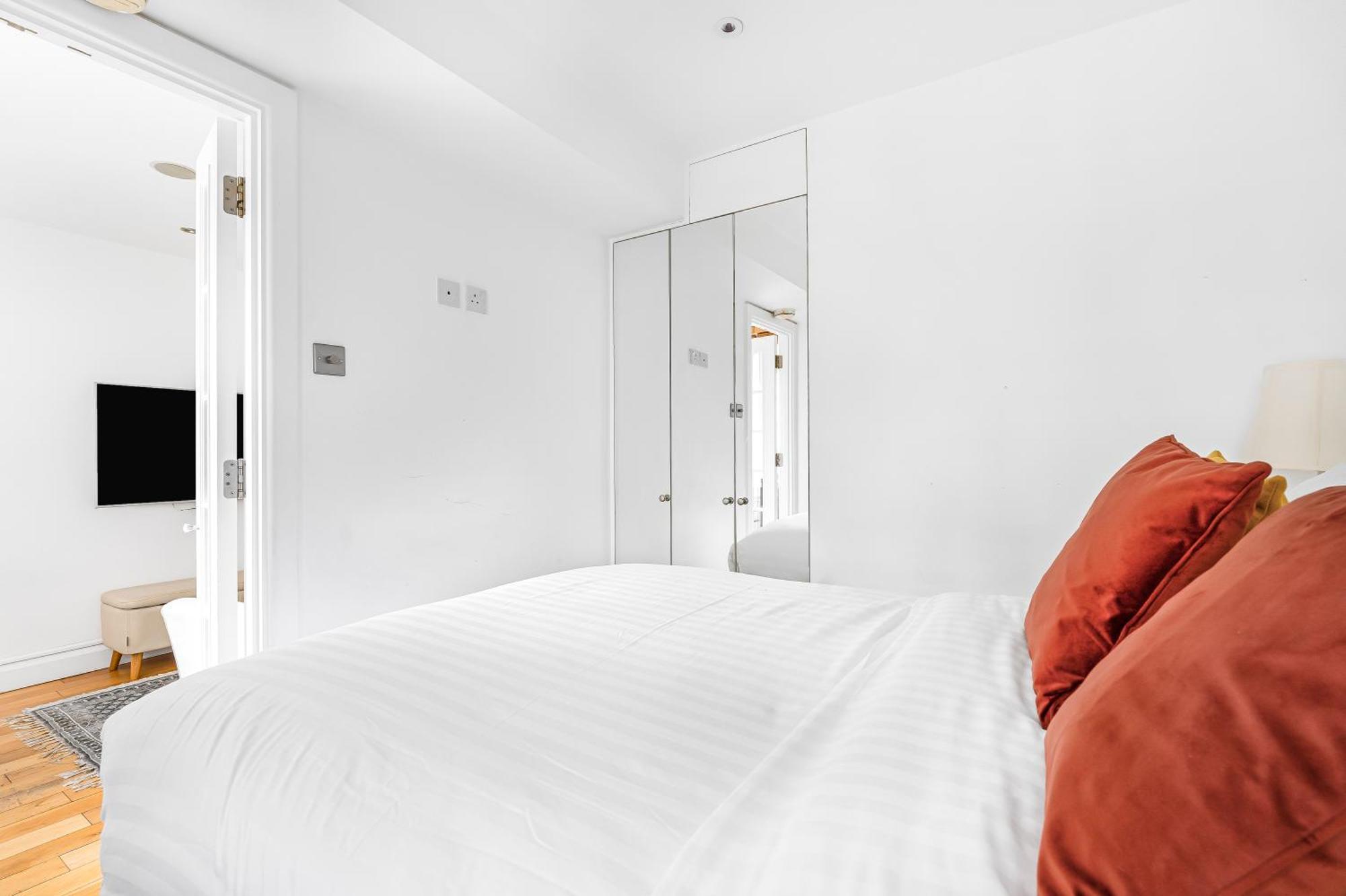 Elegant 1 Bedroom Flat Near Harrods Apartment