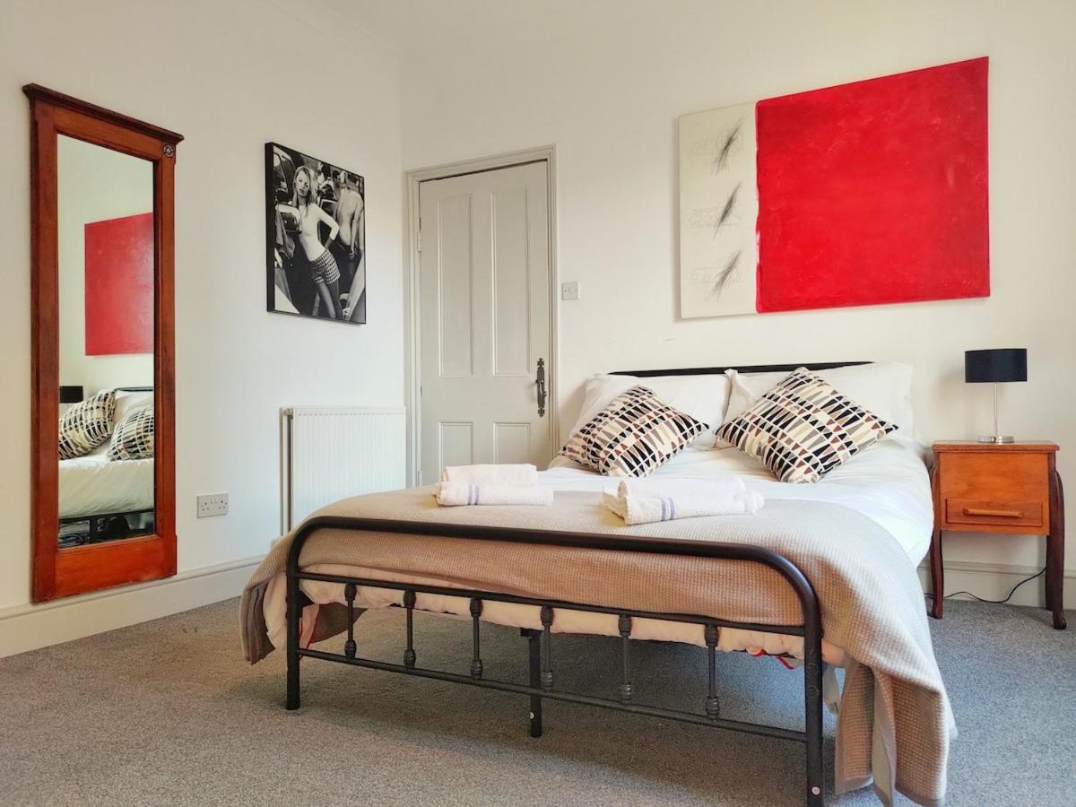 The Camden Chic Townhouse - Accommodates 14 Guests *