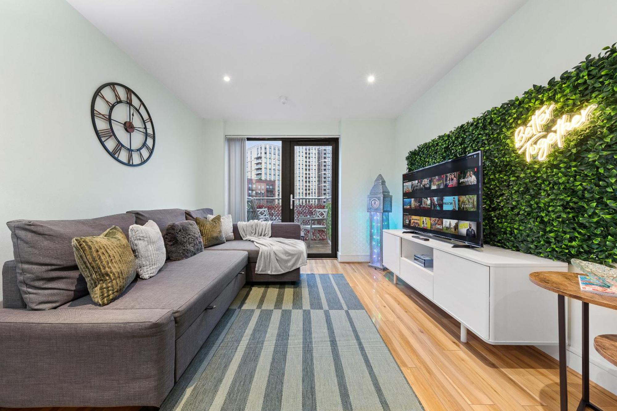 Bright Canning Town Fbs Long Term Retreat *
