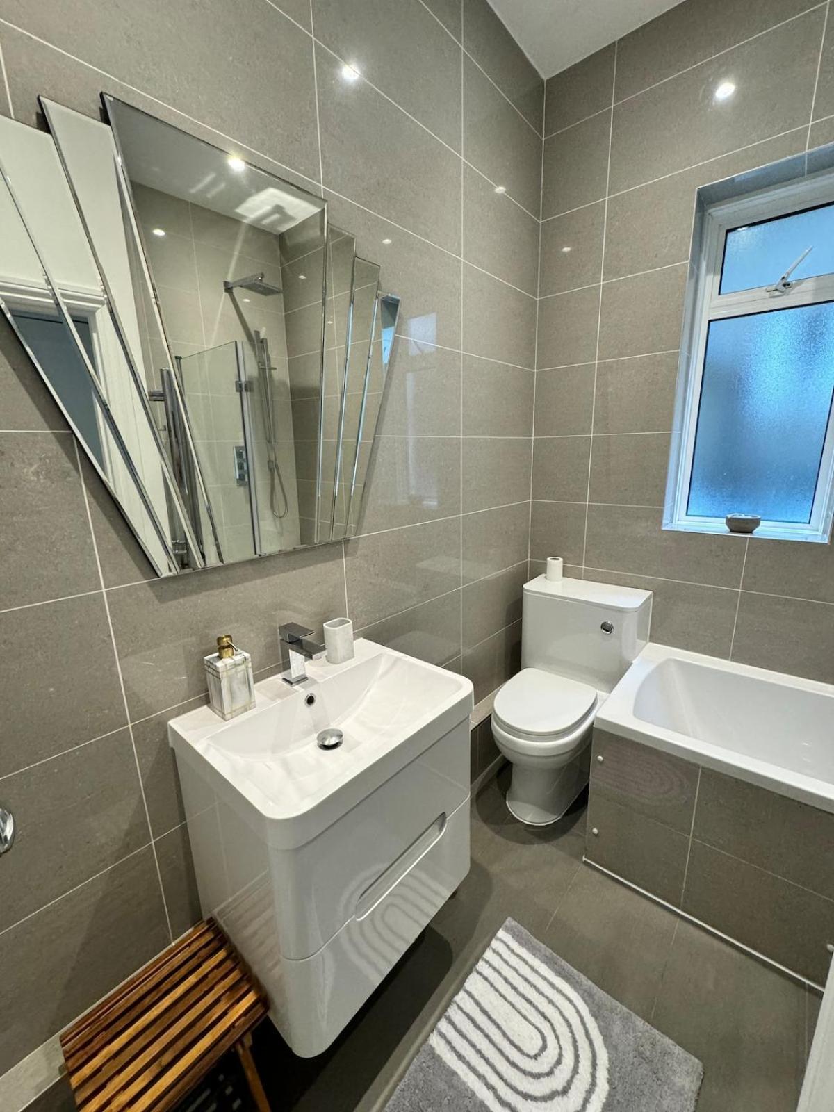 Apartment Exceptionally Large Newly-refurbished 1-bed Flat In Hither