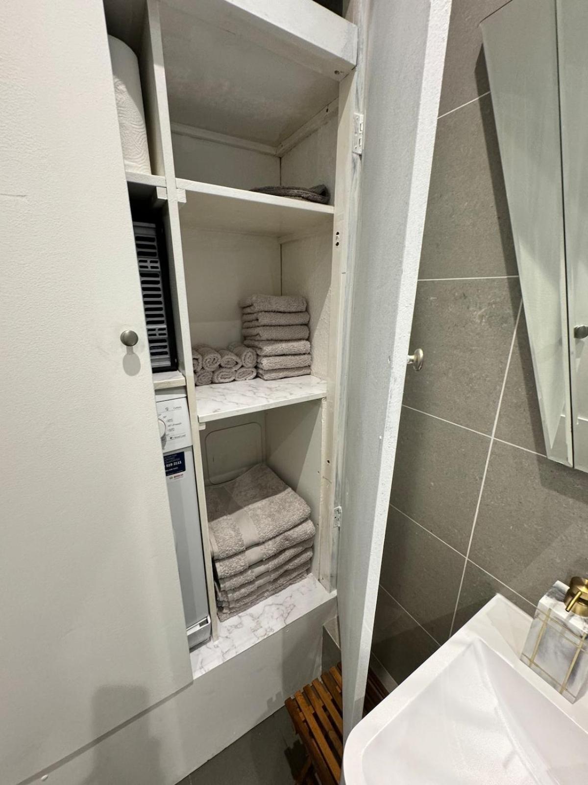 Exceptionally Large Newly-refurbished 1-bed Flat In Hither Apartment London