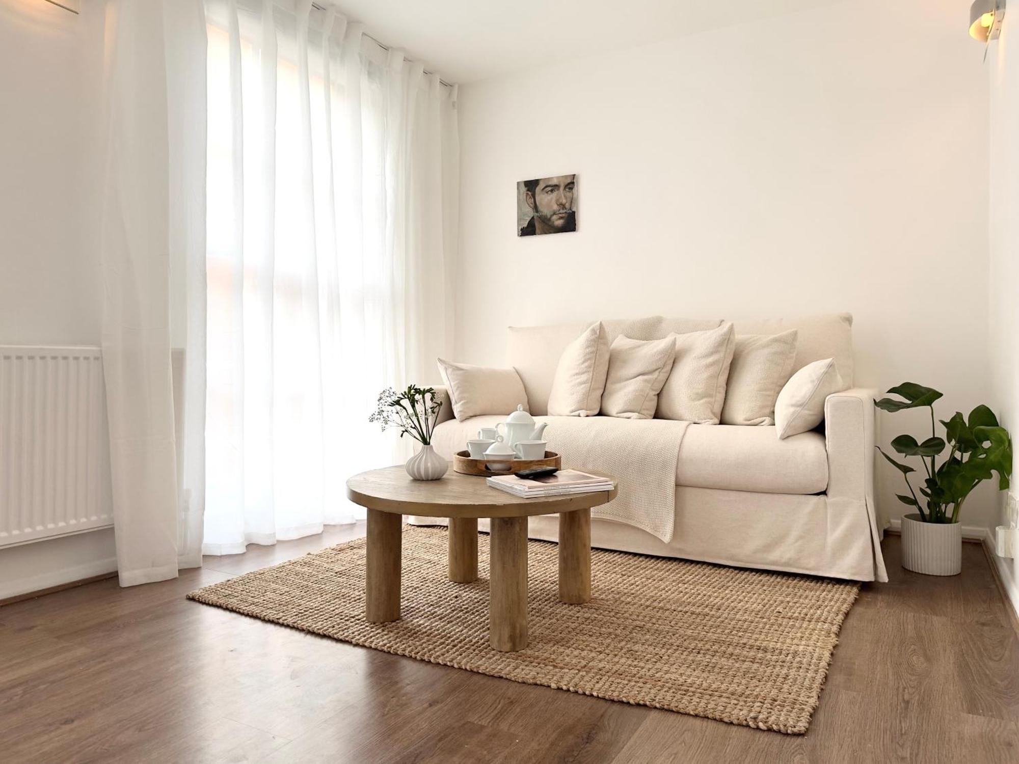 Apartamento Chic Marble Arch With 100 Inch Cinema & Premium Mattress, By The Design Traveller