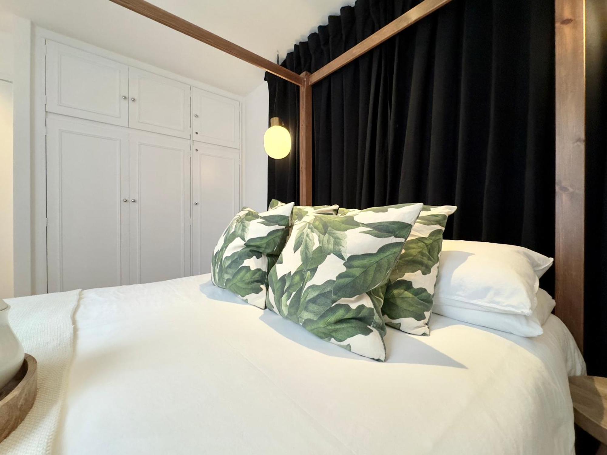 Apartment Chic Marble Arch With 100 Inch Cinema & Premium Mattress, By The Design Traveller