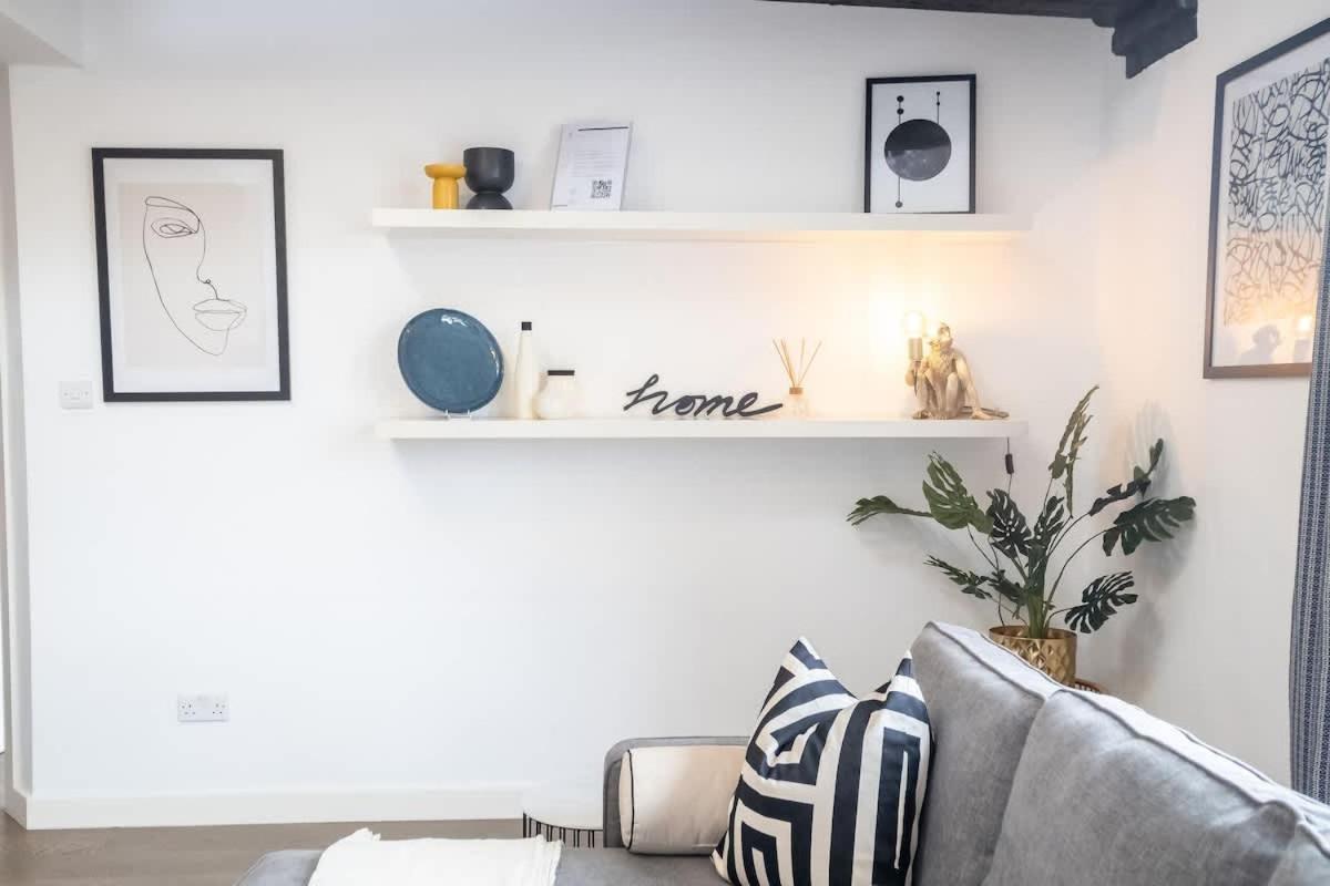 Three-bedroom Flat Near Street Art