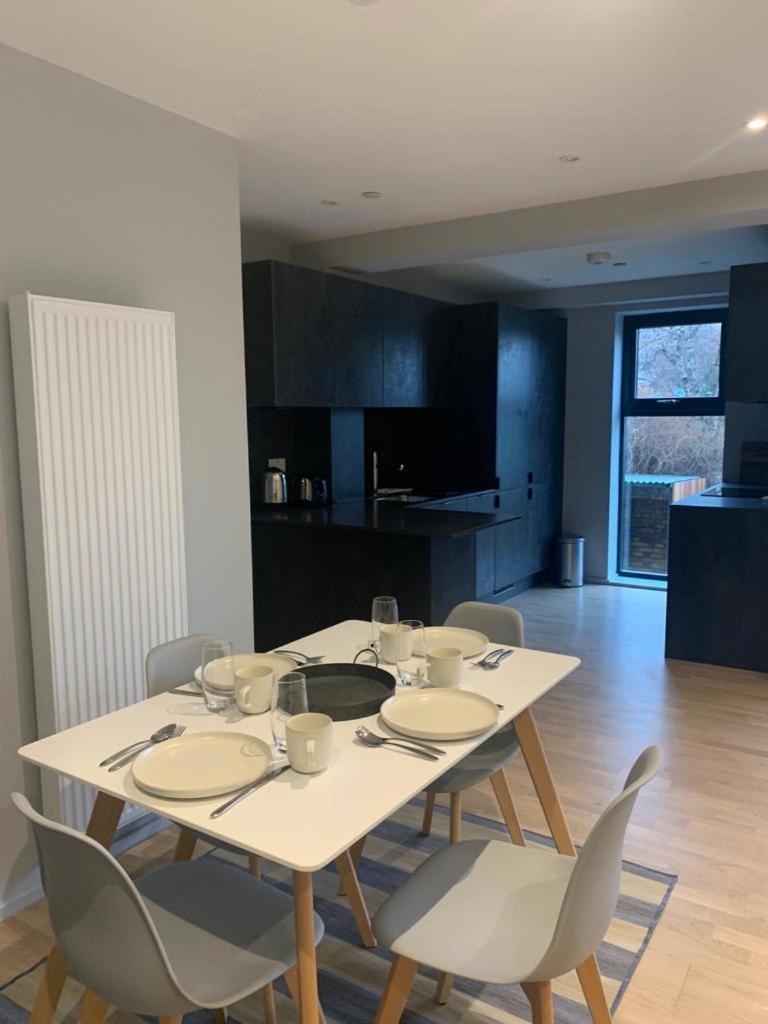 Victoria Park Two-bedroom By Novarooms * London
