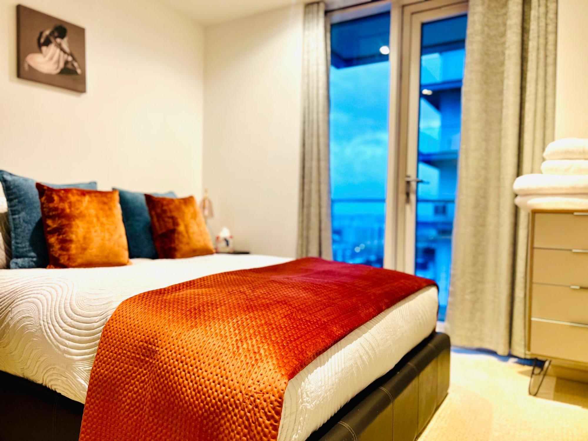 Luxurious With River Views In Canary Wharf Apartment London