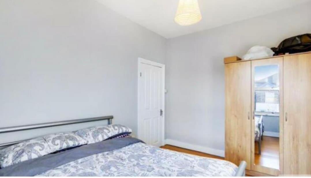 First Floor 1 Bed With Lounge And Kitchen Londres