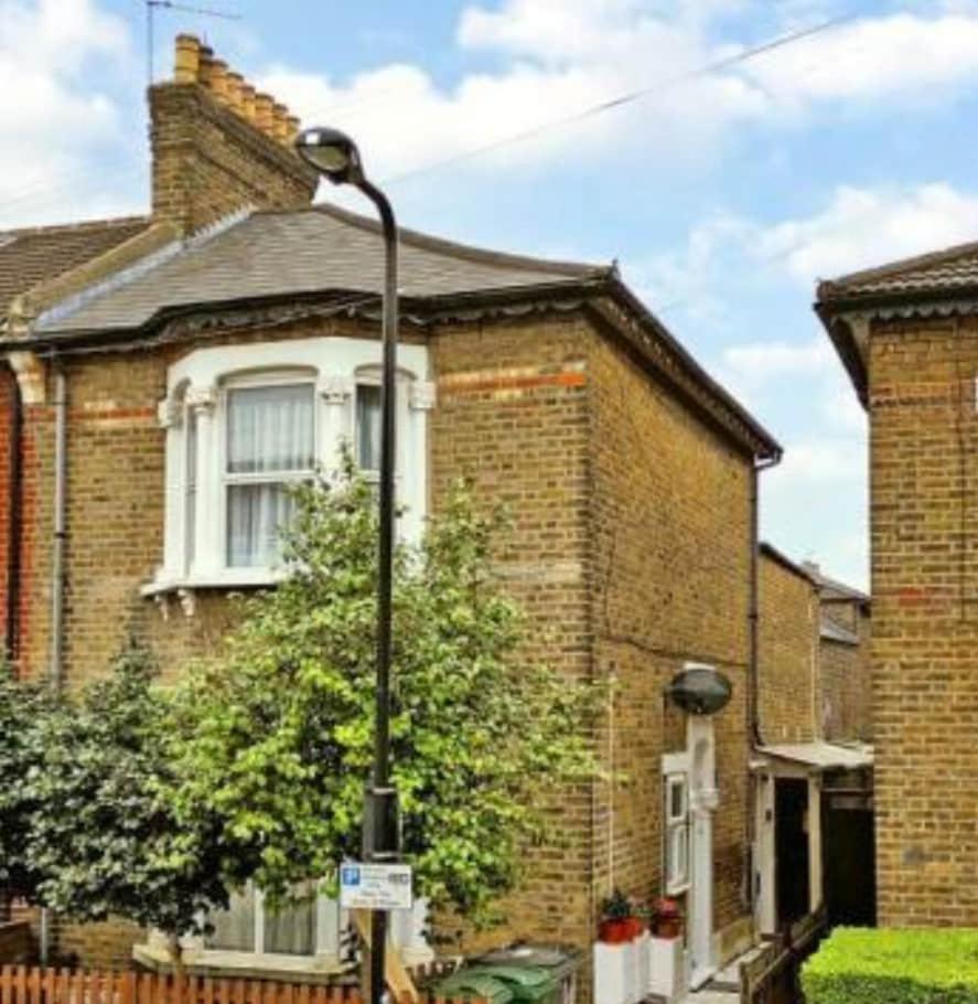 First Floor 1 Bed With Lounge And Kitchen Londres