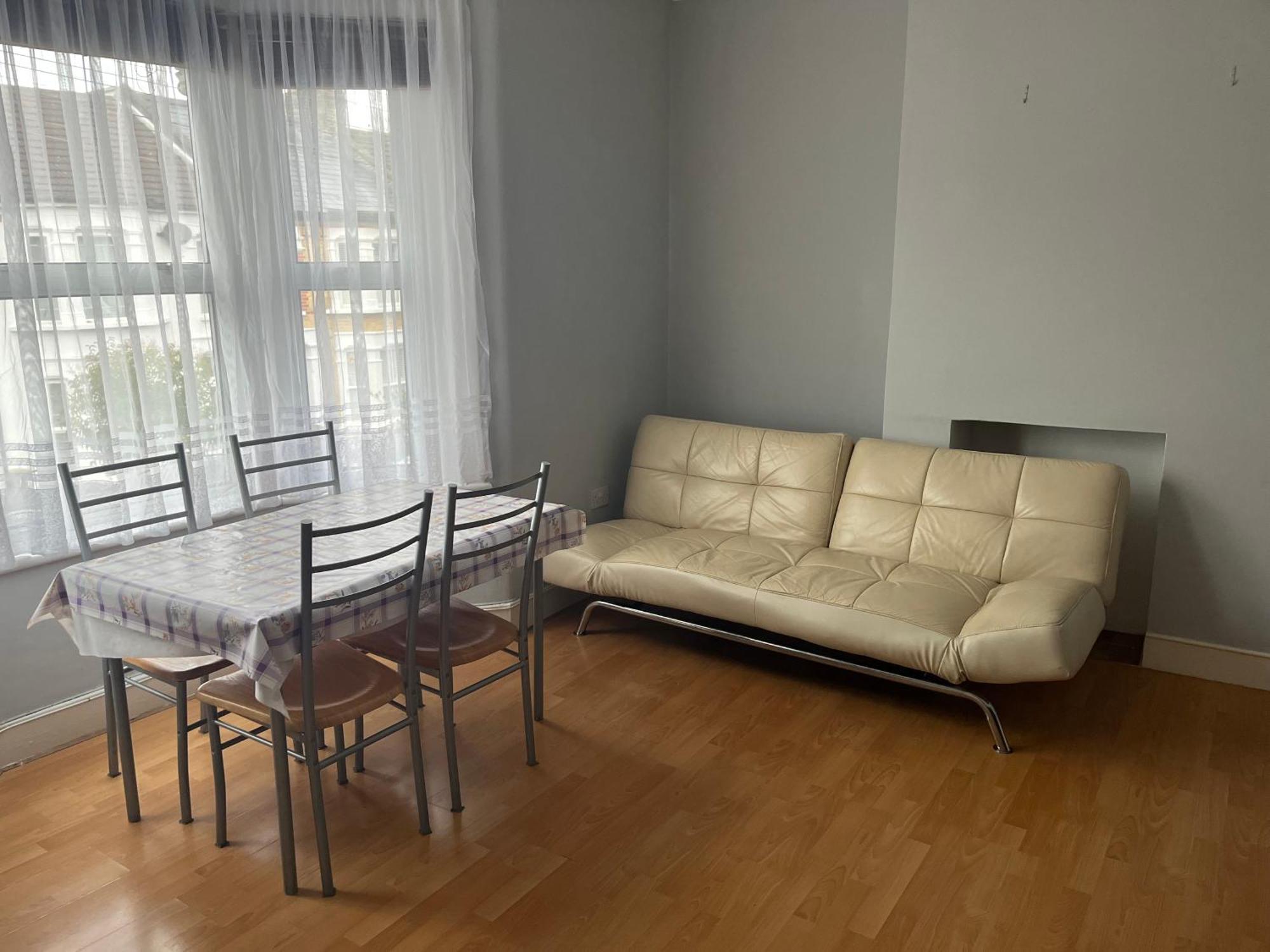 First Floor 1 Bed With Lounge And Kitchen Londres