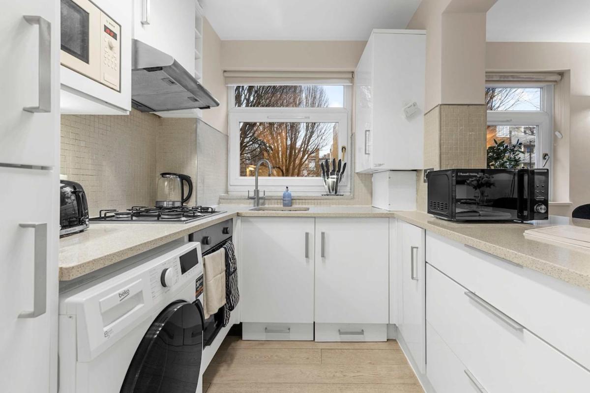 Modern Comfort In Prime Location Apartment *