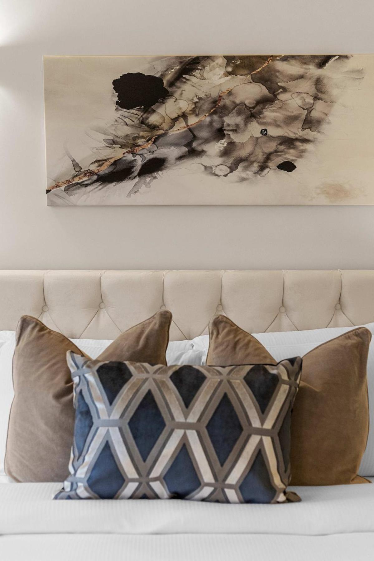 Modern Comfort In Prime Location * London