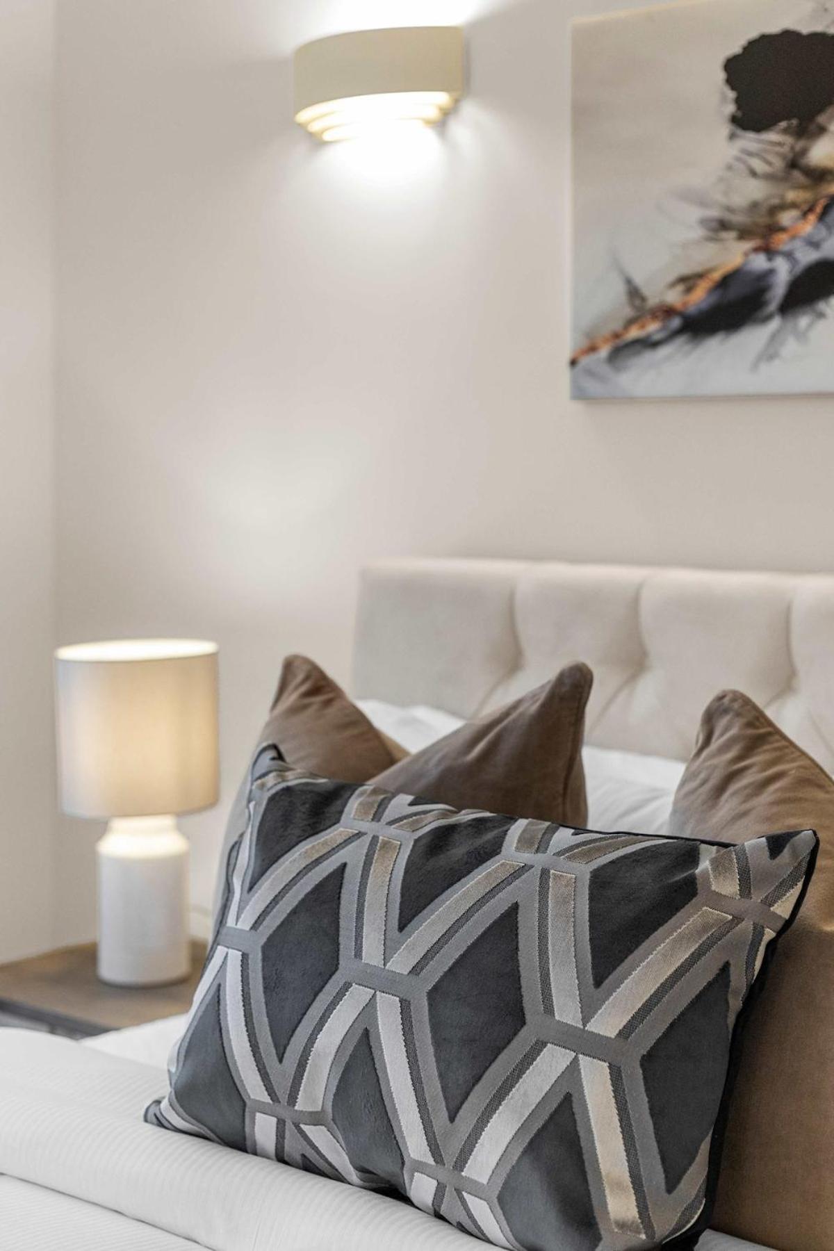 Modern Comfort In Prime Location Apartment