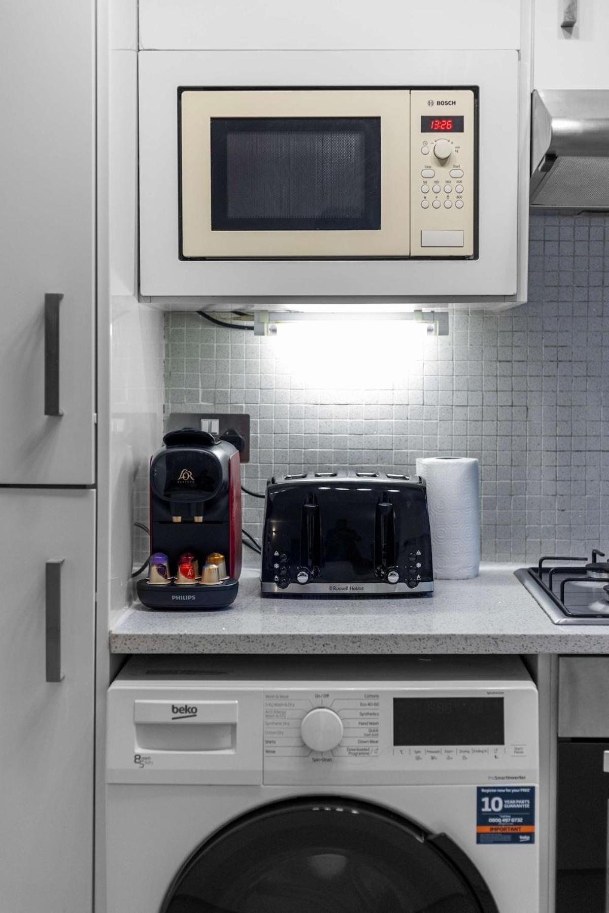 Modern Comfort In Prime Location *
