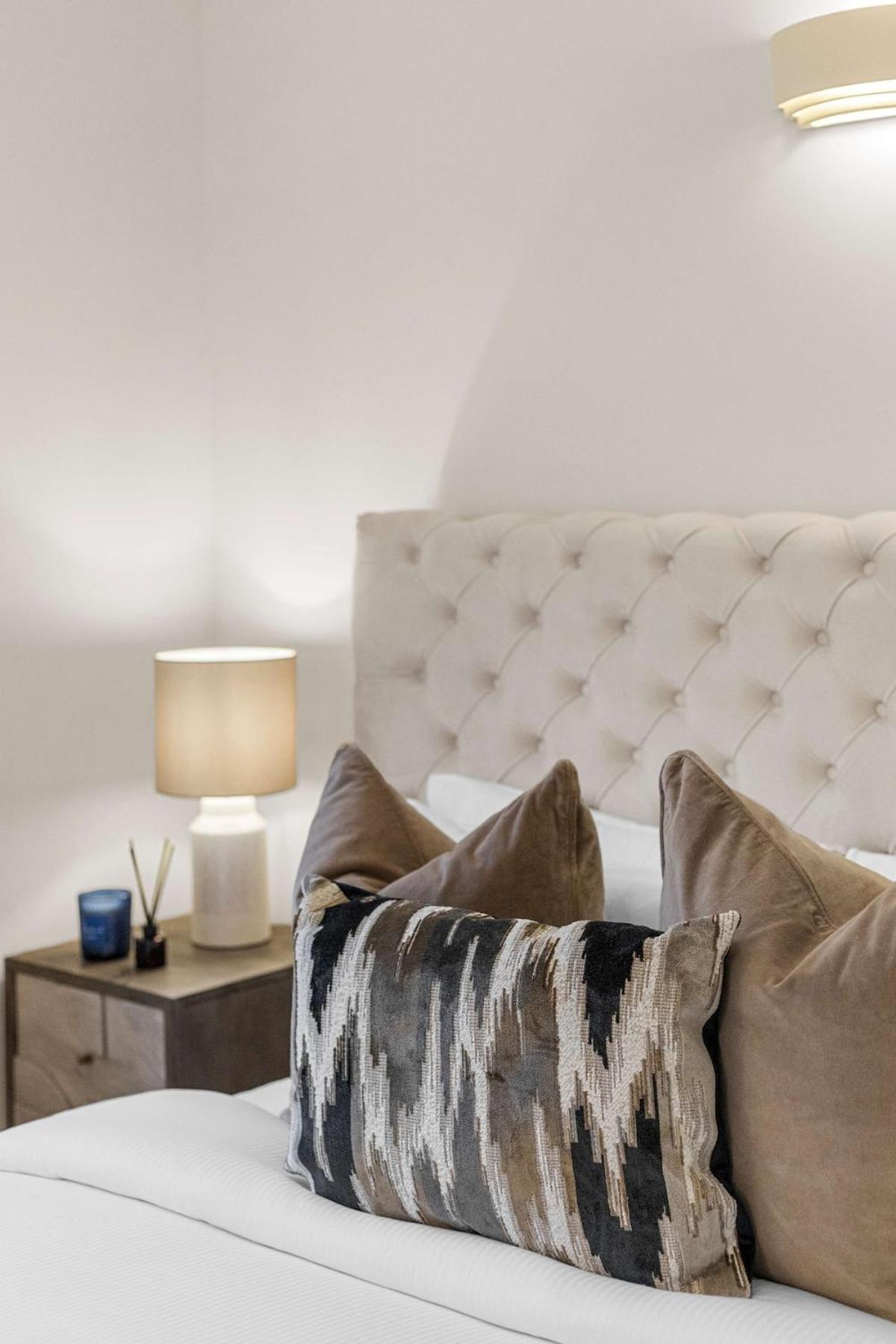 Modern Comfort In Prime Location Apartment *