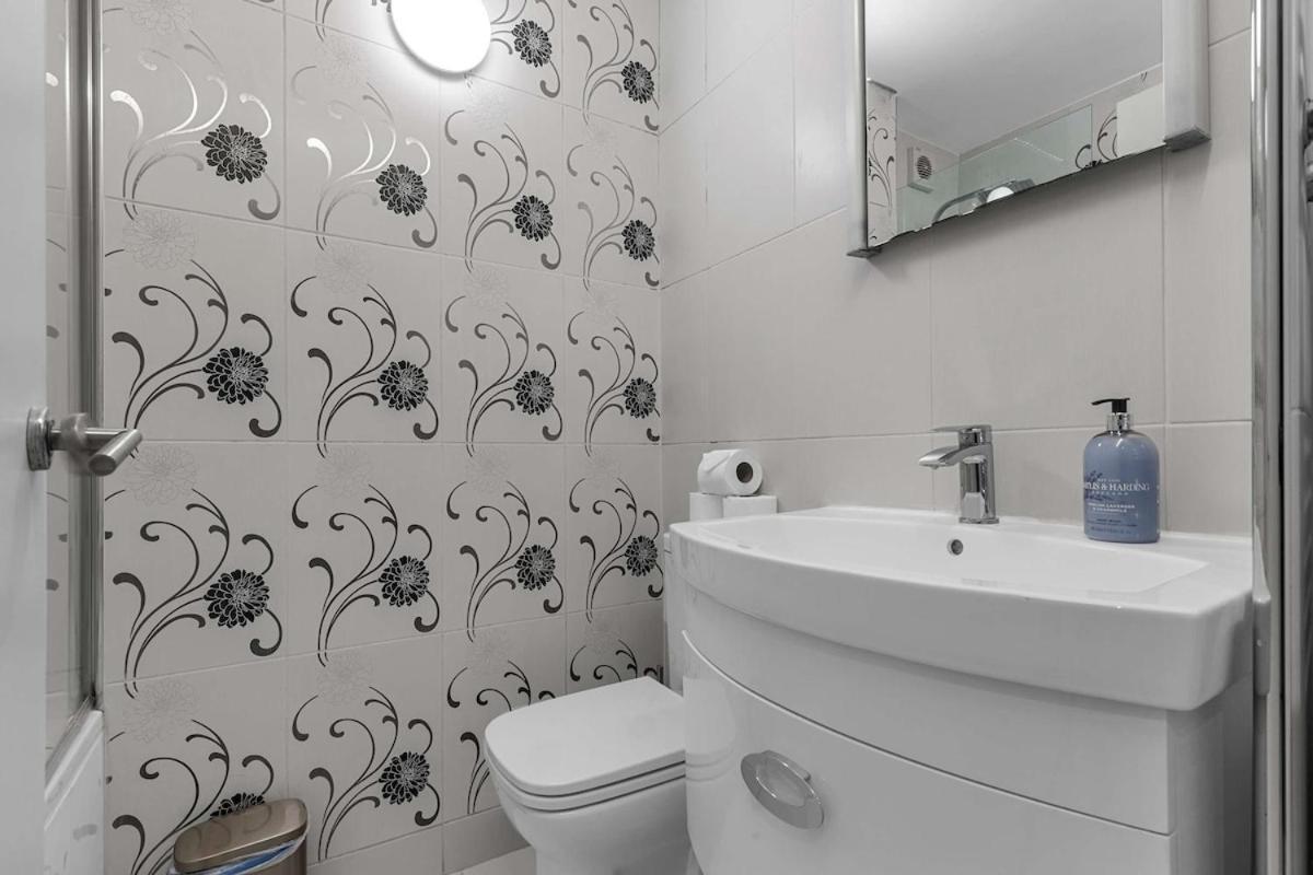 Modern Comfort In Prime Location * London
