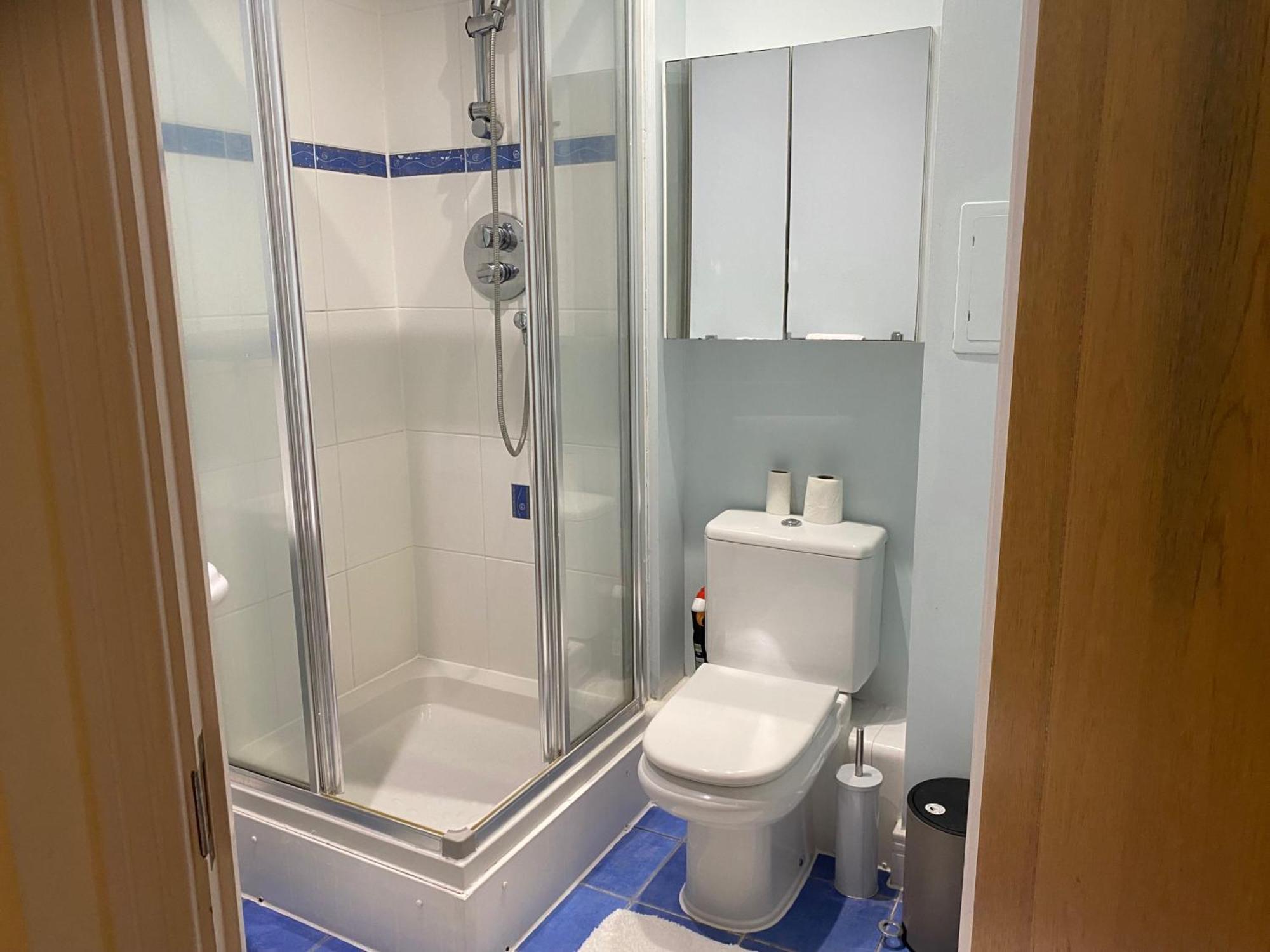 Apt-sleeps 4-parking - Balcony-river View *