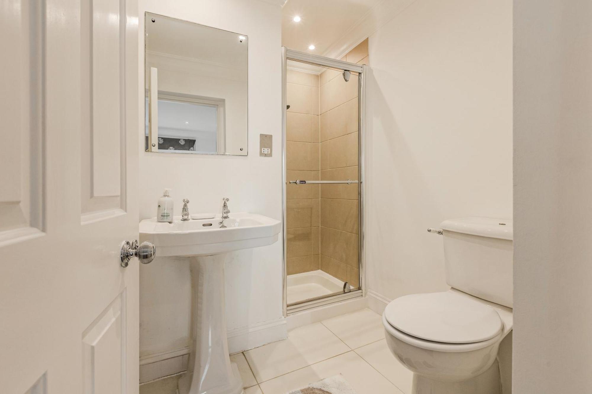New 3lvl 3br With Garden, Prime Knightsbridge Apartment *