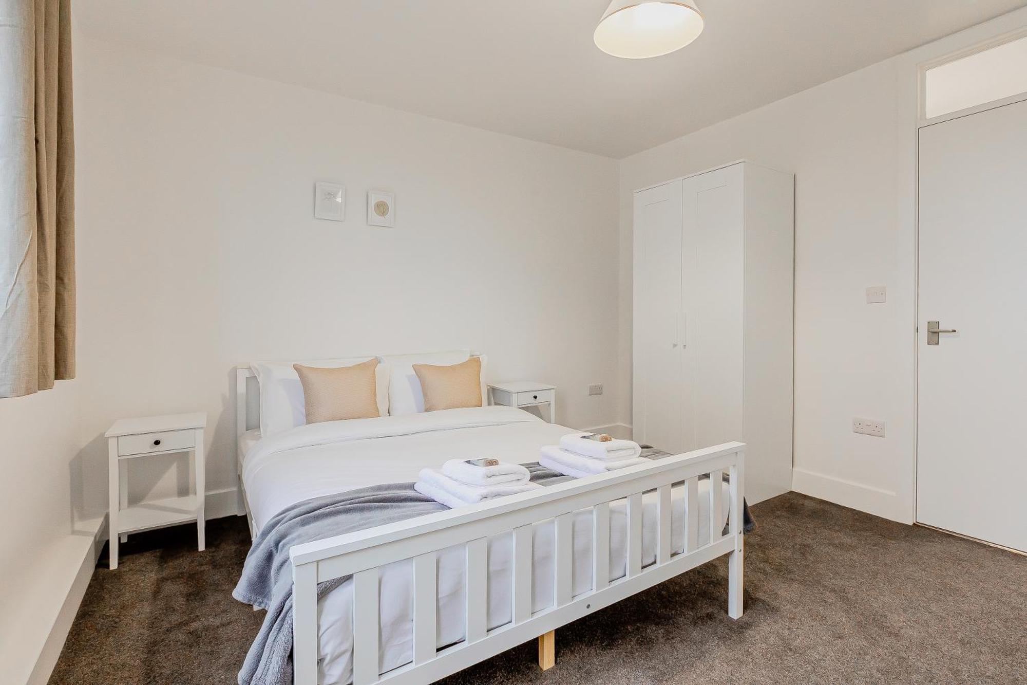 New Listing! Spacious 2br, North 2min To St Apartment London