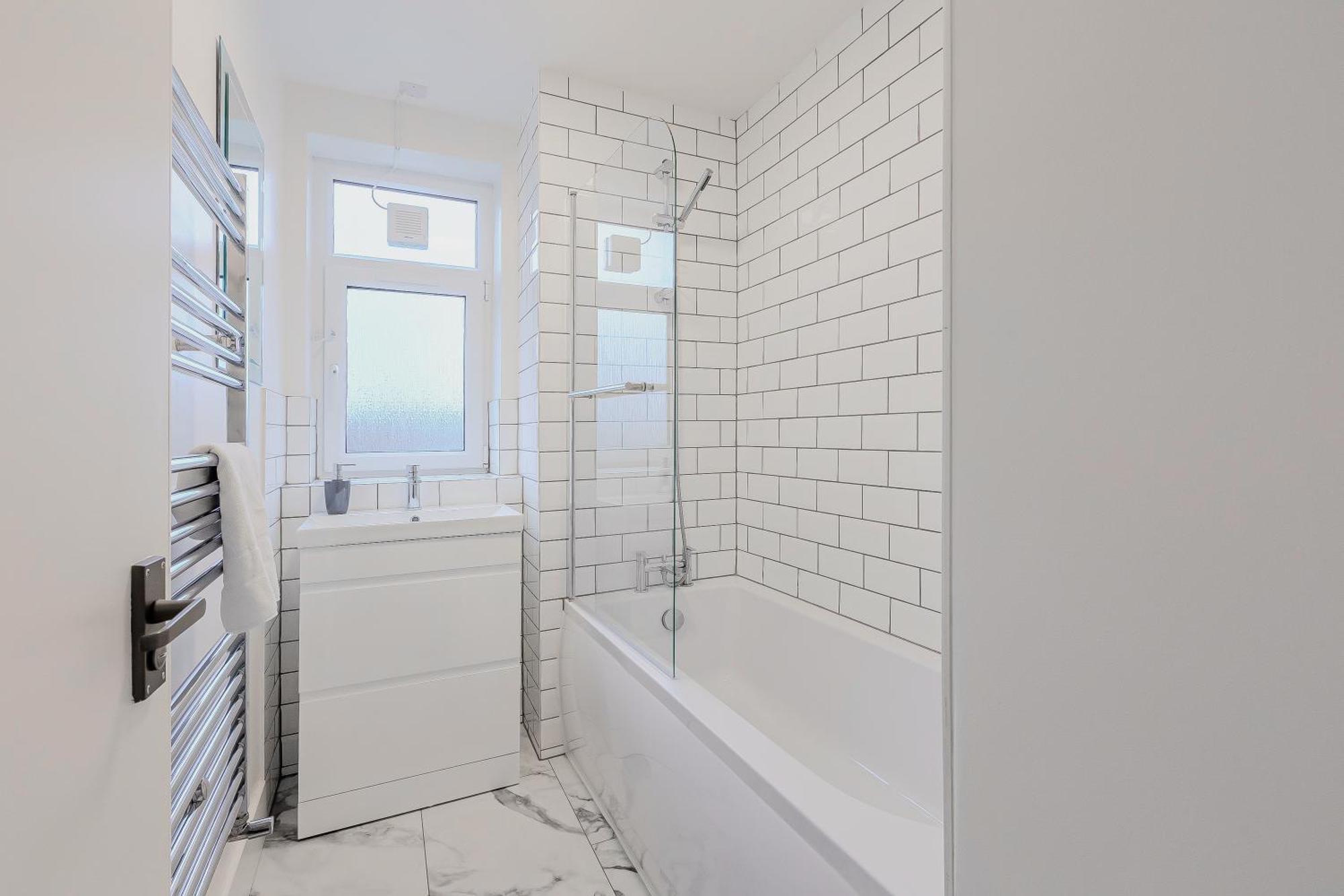 New Listing! Spacious 2br, North 2min To St * London