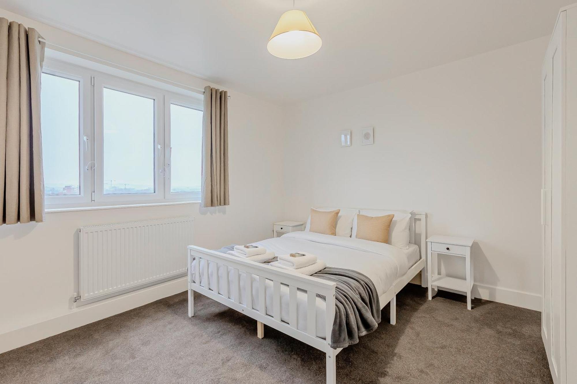 New Listing! Spacious 2br, North 2min To St Apartment London