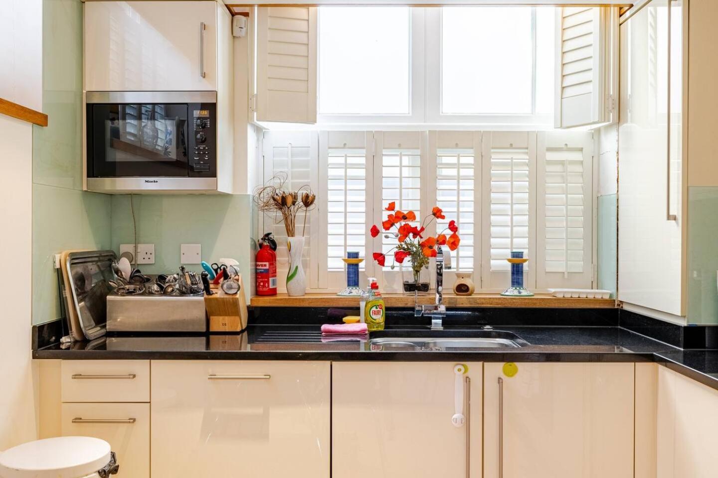 Canal And Garden Wifi Villa London