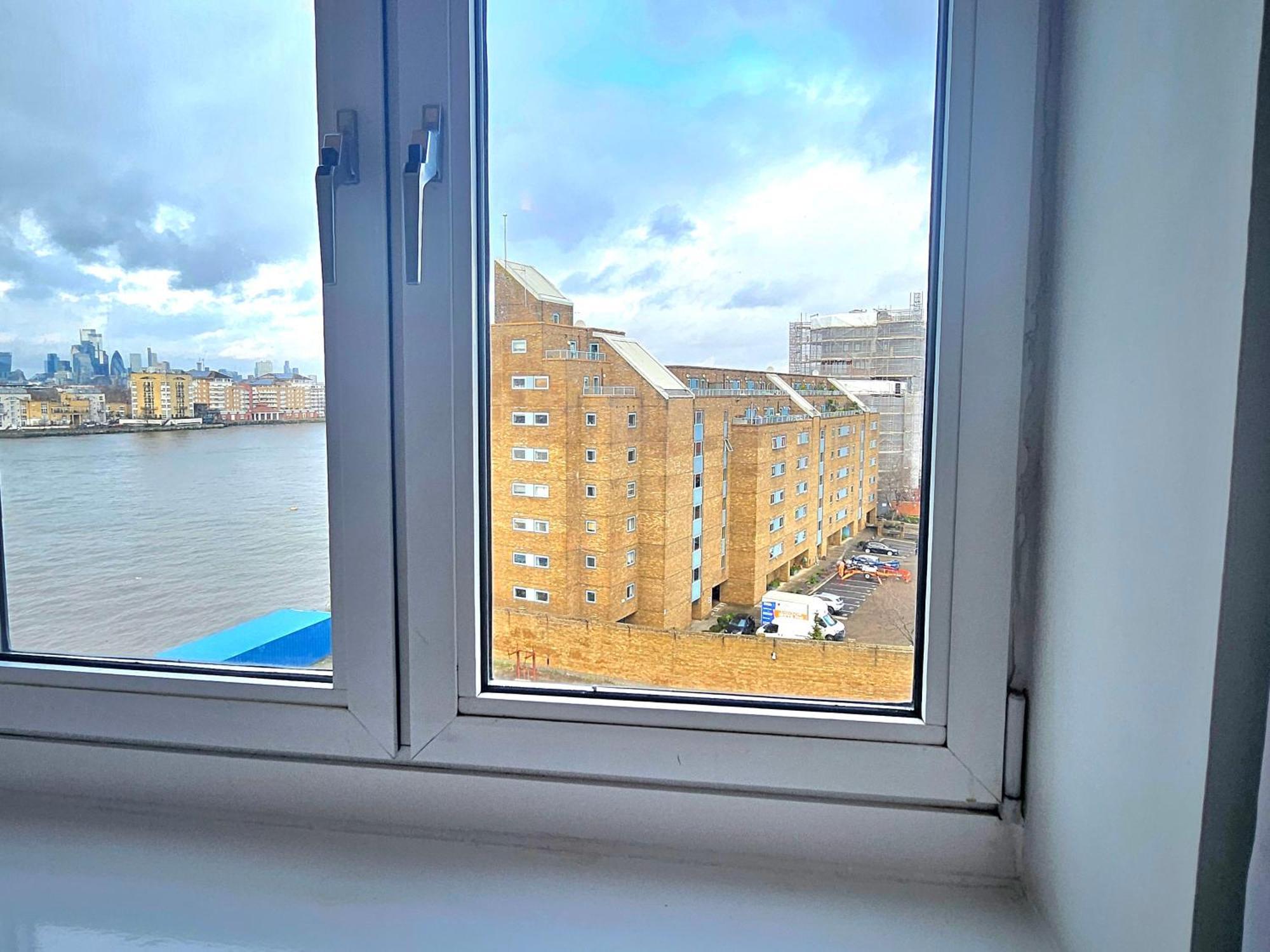 New Refurbished Flat - Canary Wharf Apartment *