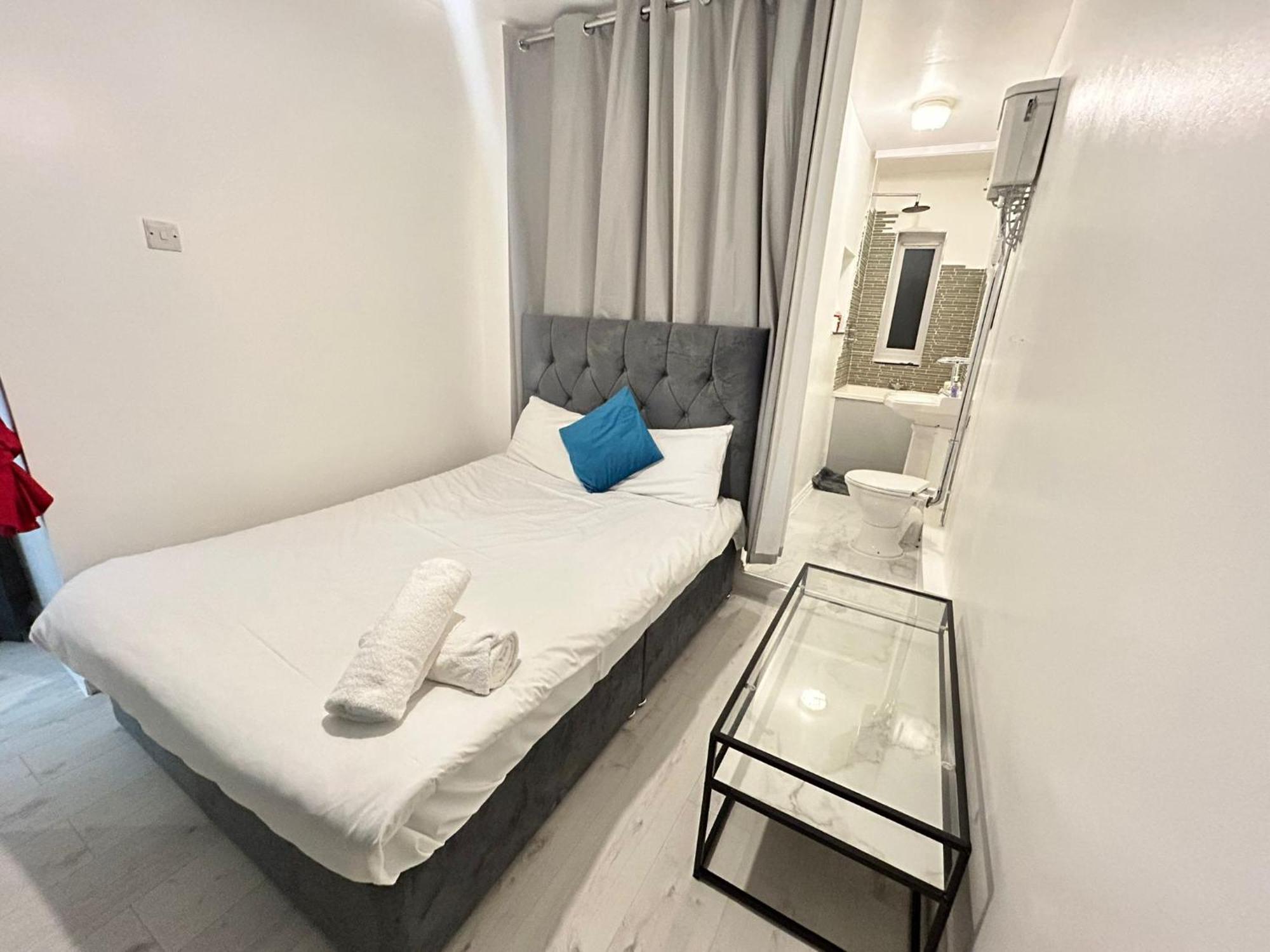 2 Bedroom Flat Wembley Apartment