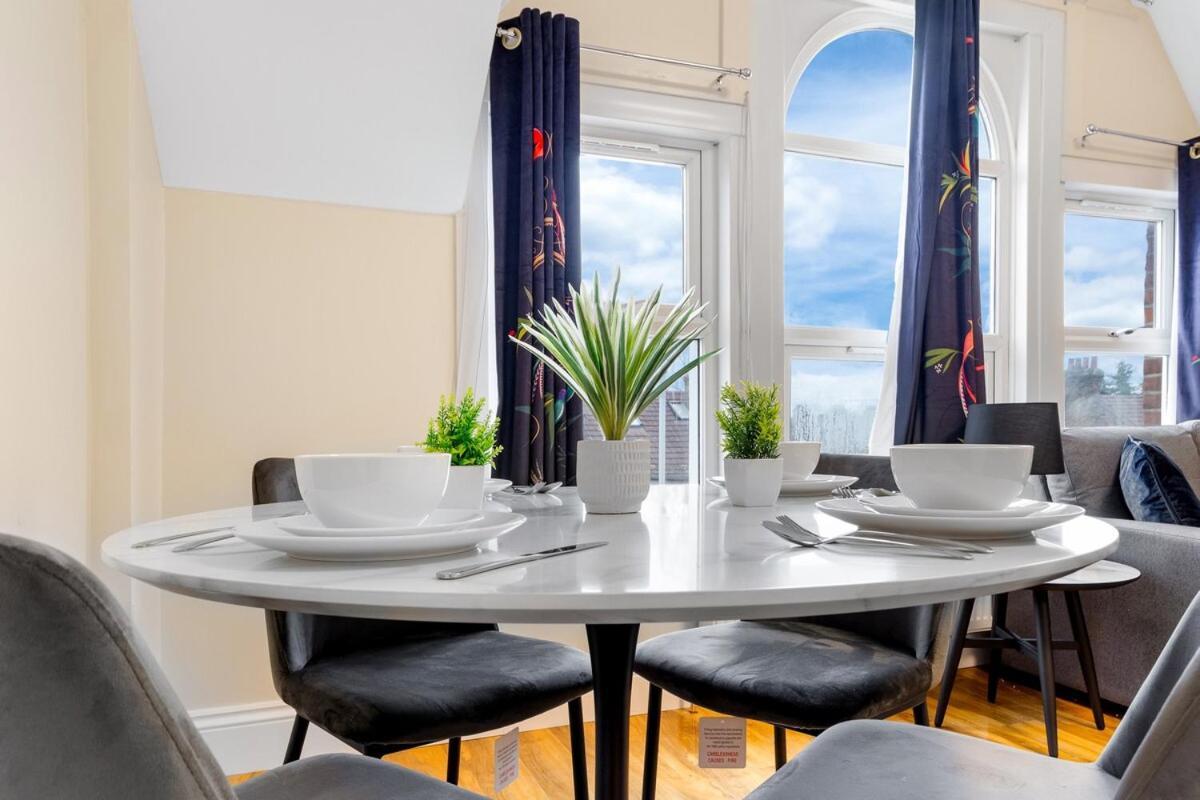 Lovely 4-br In Leyton - Sleeps 14, Near Tube Holiday home *