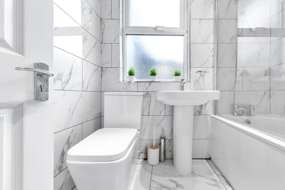 Lovely 4-br In Leyton - Sleeps 14, Near Tube * London